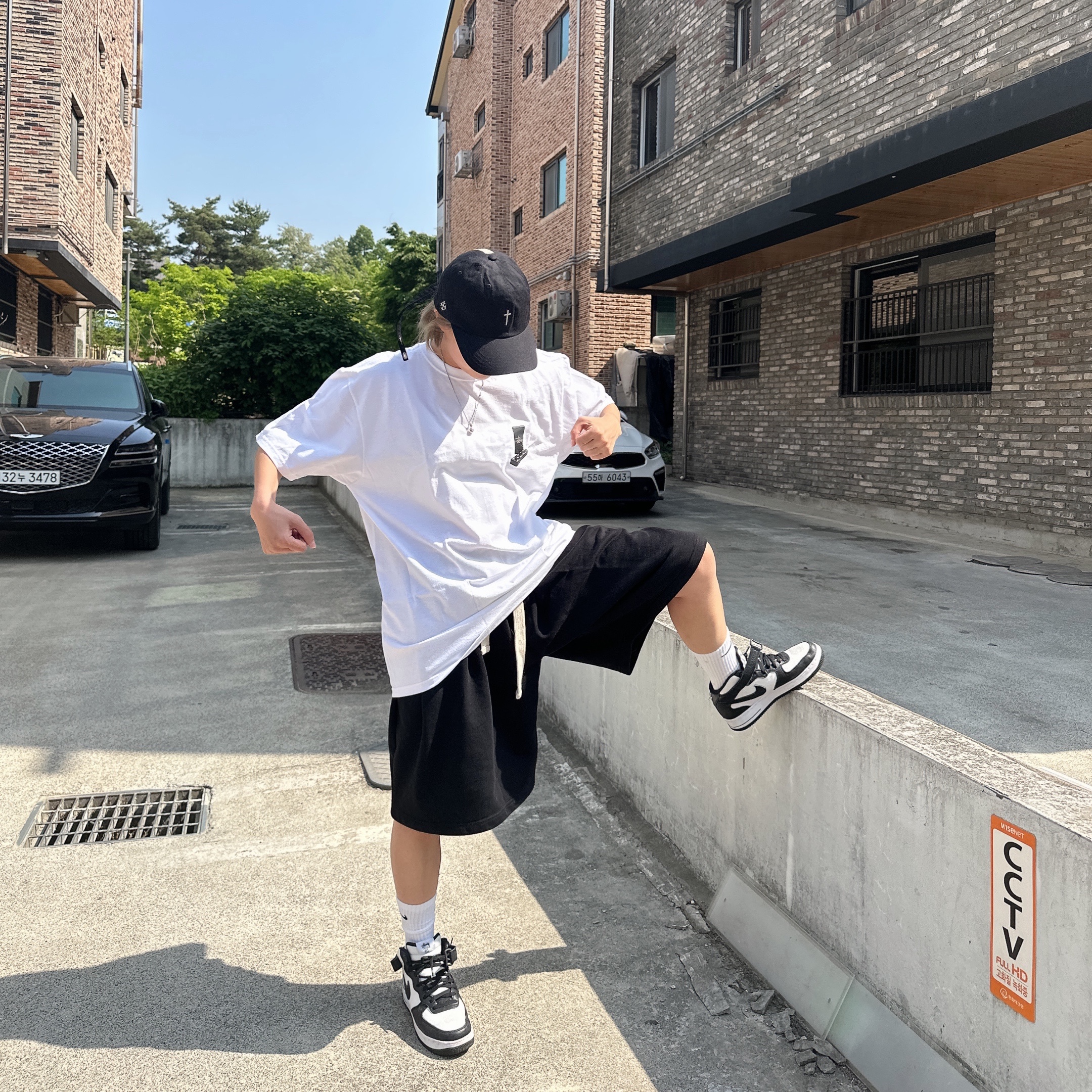 Stussy Dominoes T-Shirt White, Nike x Stussy Air Force 1 '07 Mid SP Black and Light Bone 착용 스타일 - 2