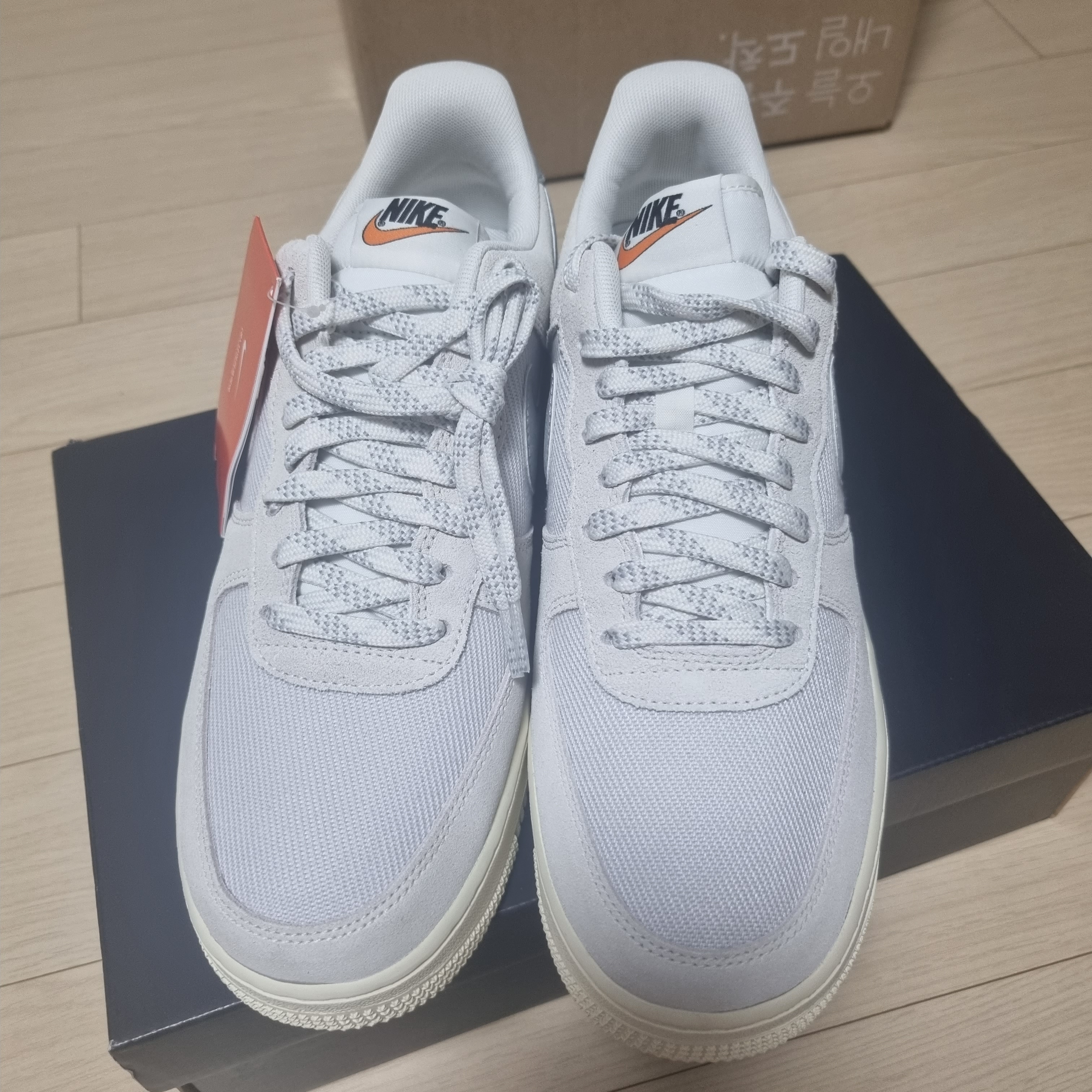 Nike Air Force 1 '07 LV8 Photon Dust and Sail 착용 스타일 - 2