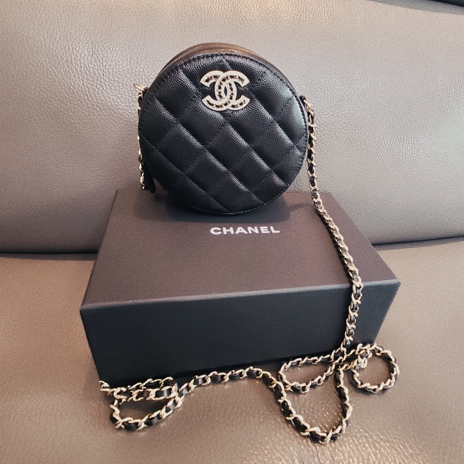 Chanel Clutch with Chain Grained Shiny Calfskin & Gold Black 착용 스타일 - 1