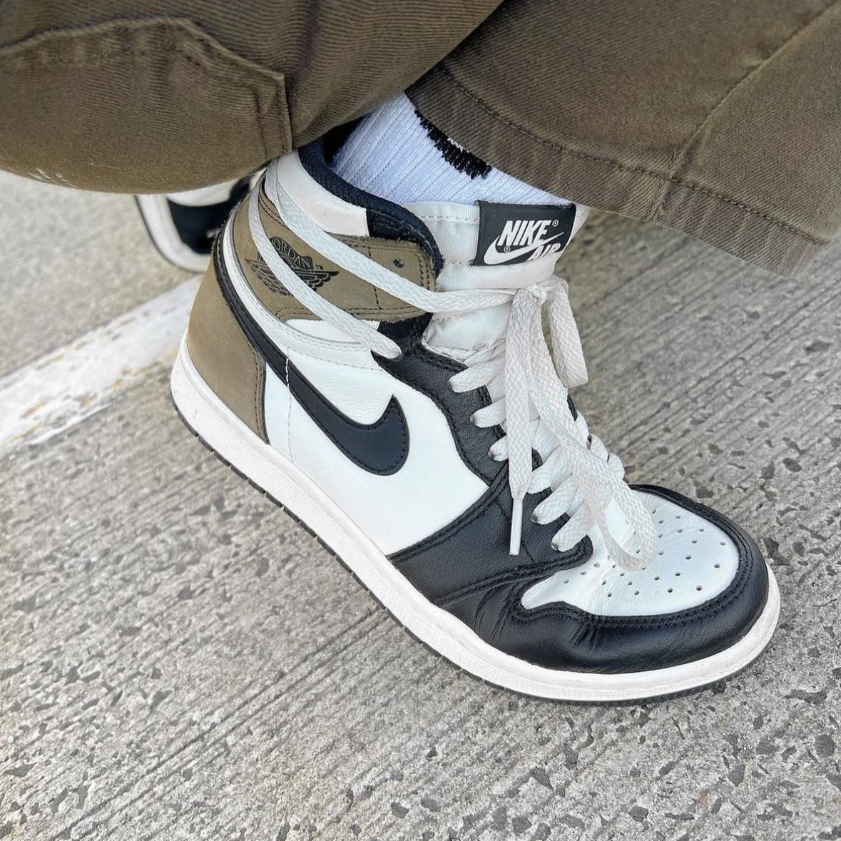Jordan 1 Retro High OG Black Mocha 착용 스타일
