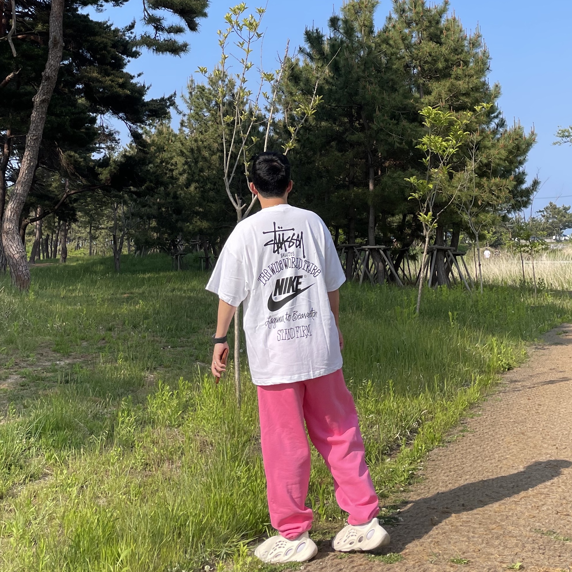 Nike x Stussy T-Shirt White (DV1774-100), Nike x Stussy NRG Washed Fleece Pants Lotus PInk (DO5296-670) 착용 스타일