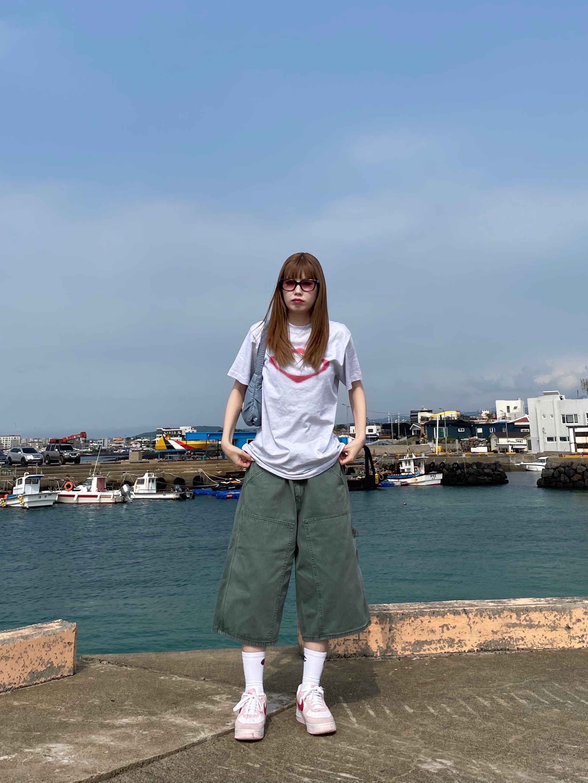 나이키 에어포스 1 '07 QS 밸런타인데이, (W) 미스치프 롬버스 블러 티셔츠 베이직 멜란지 그레이 착용 스타일 - 3