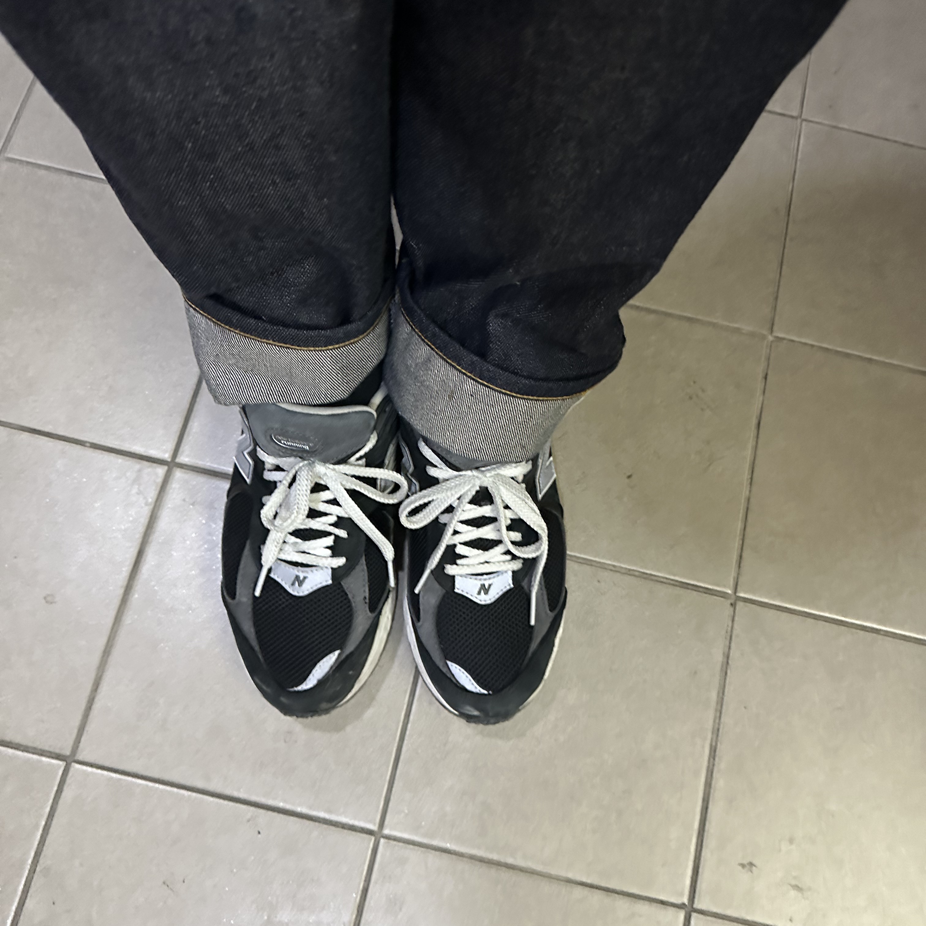 New Balance 2002R Premium Vintage Black 착용 스타일