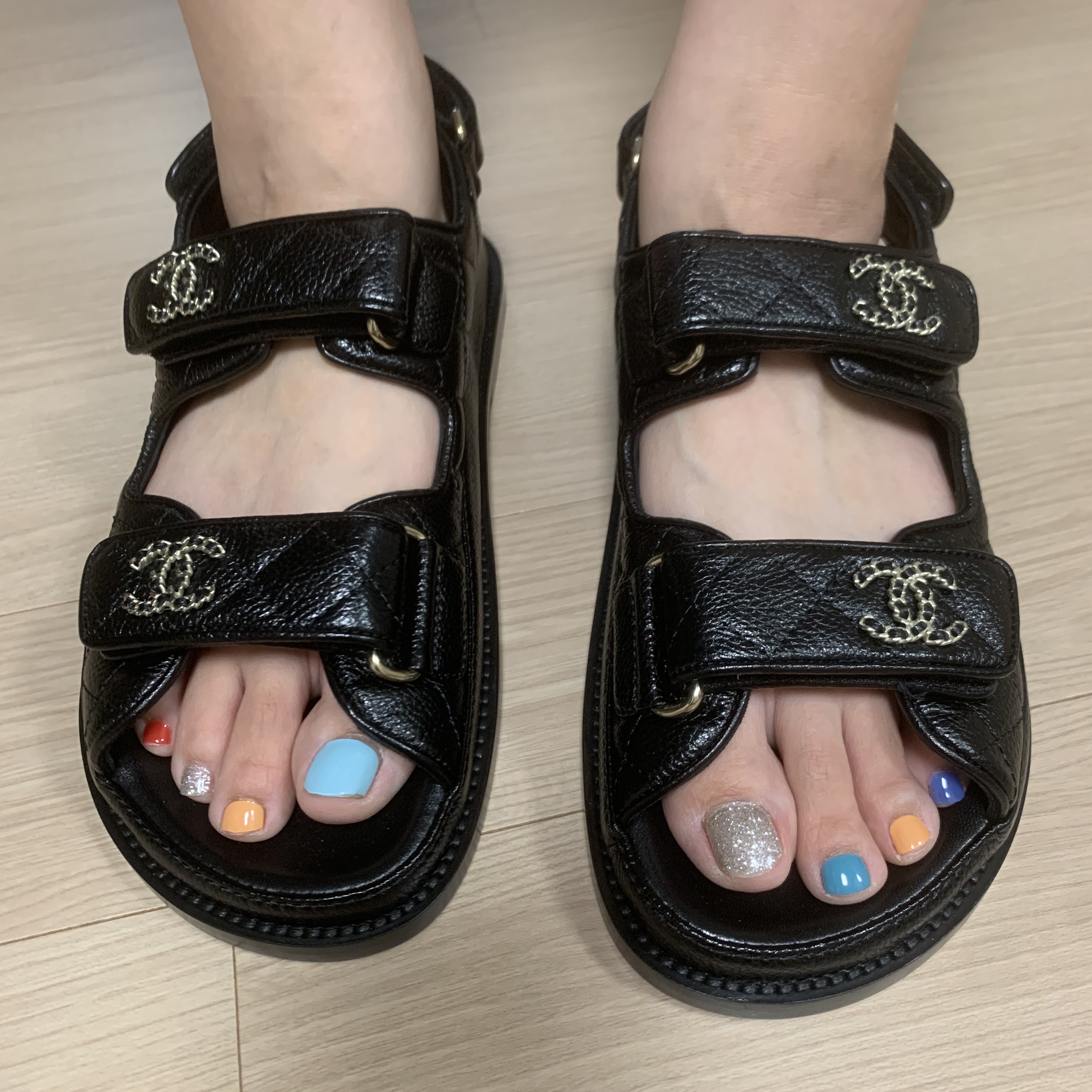 (W) Chanel Sandals Grained Calfskin & Black 착용 스타일 - 1