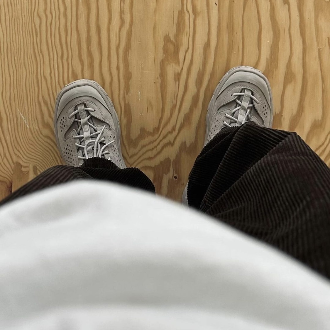 Hoka Tor Ultra High Simply Taupe 착용 스타일