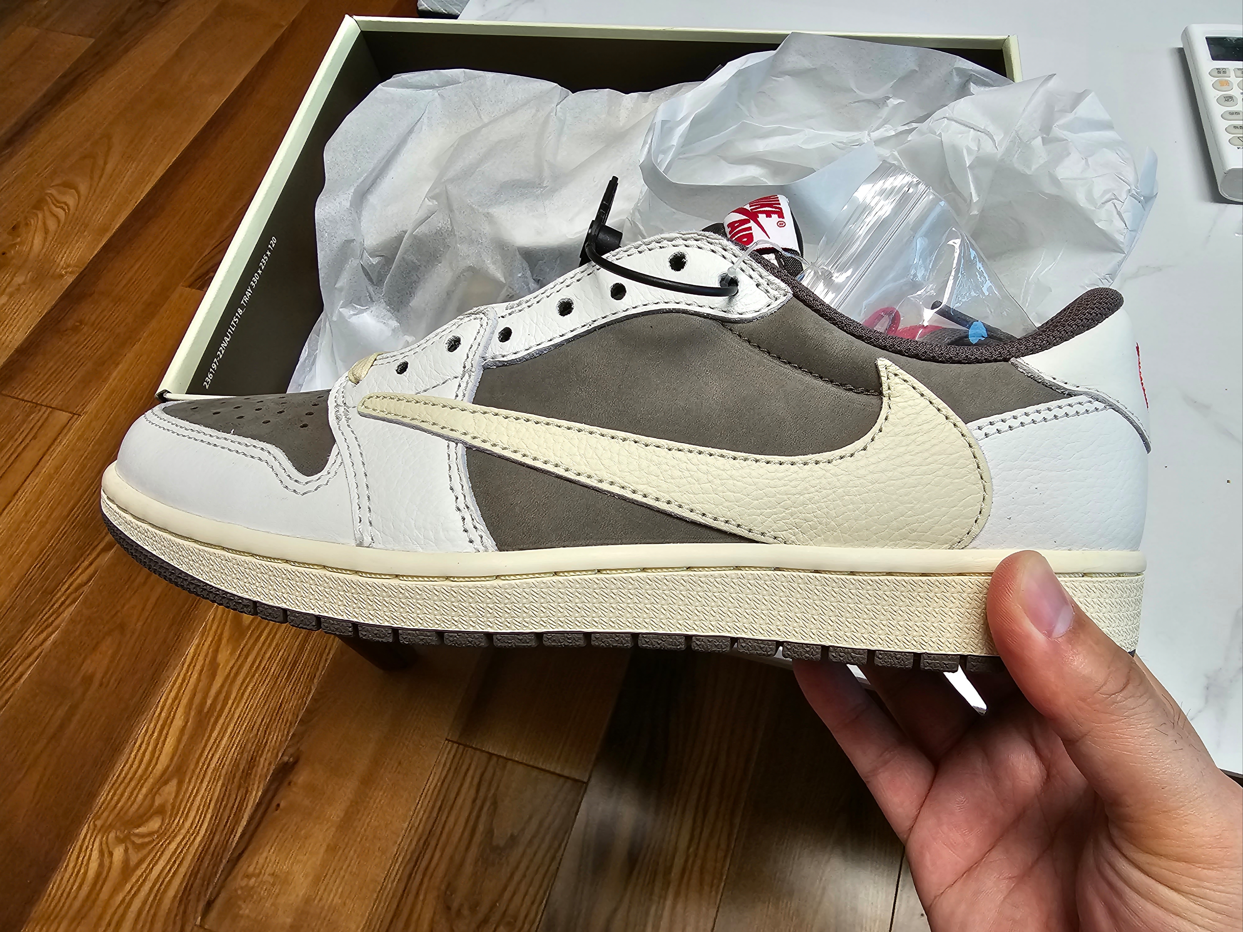 Jordan 1 x Travis Scott Retro Low OG SP Sail and Ridgerock 착용 스타일