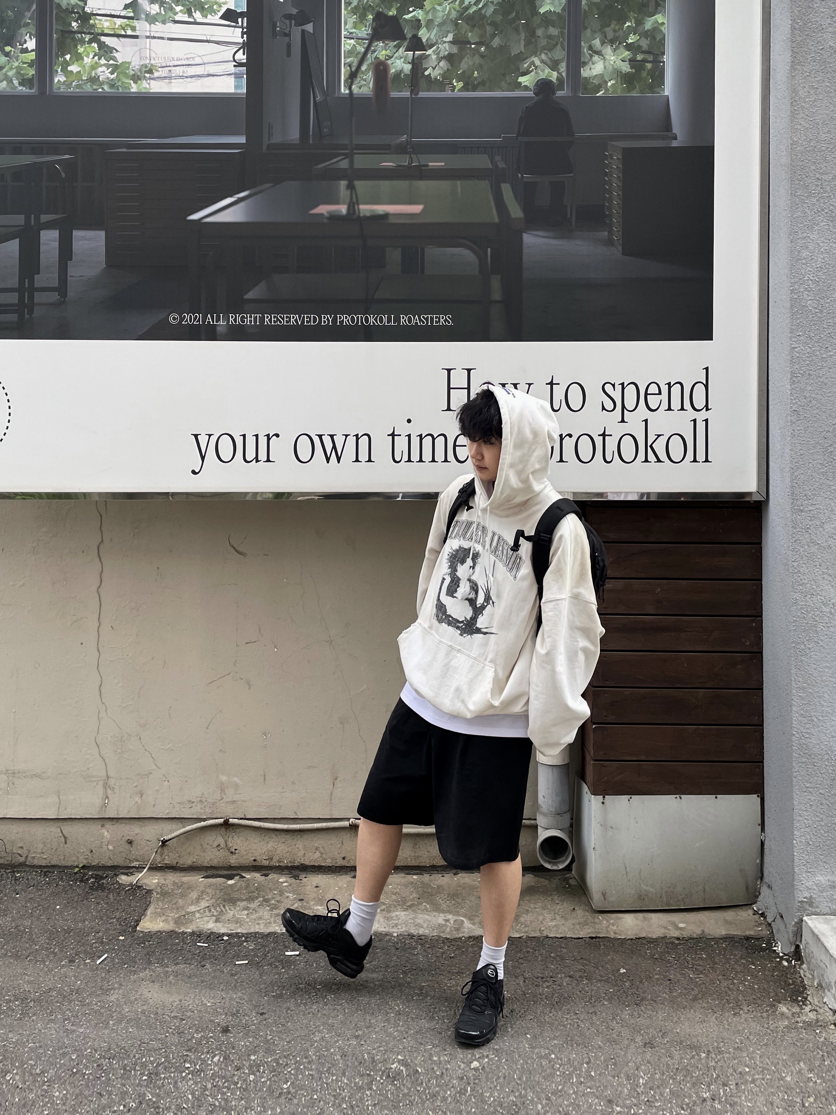 Project G/R x Atmos Etiquette Lesson Vintage Washed Hoodie White, Nike Air Max Plus Triple Black 착용 스타일 - 3