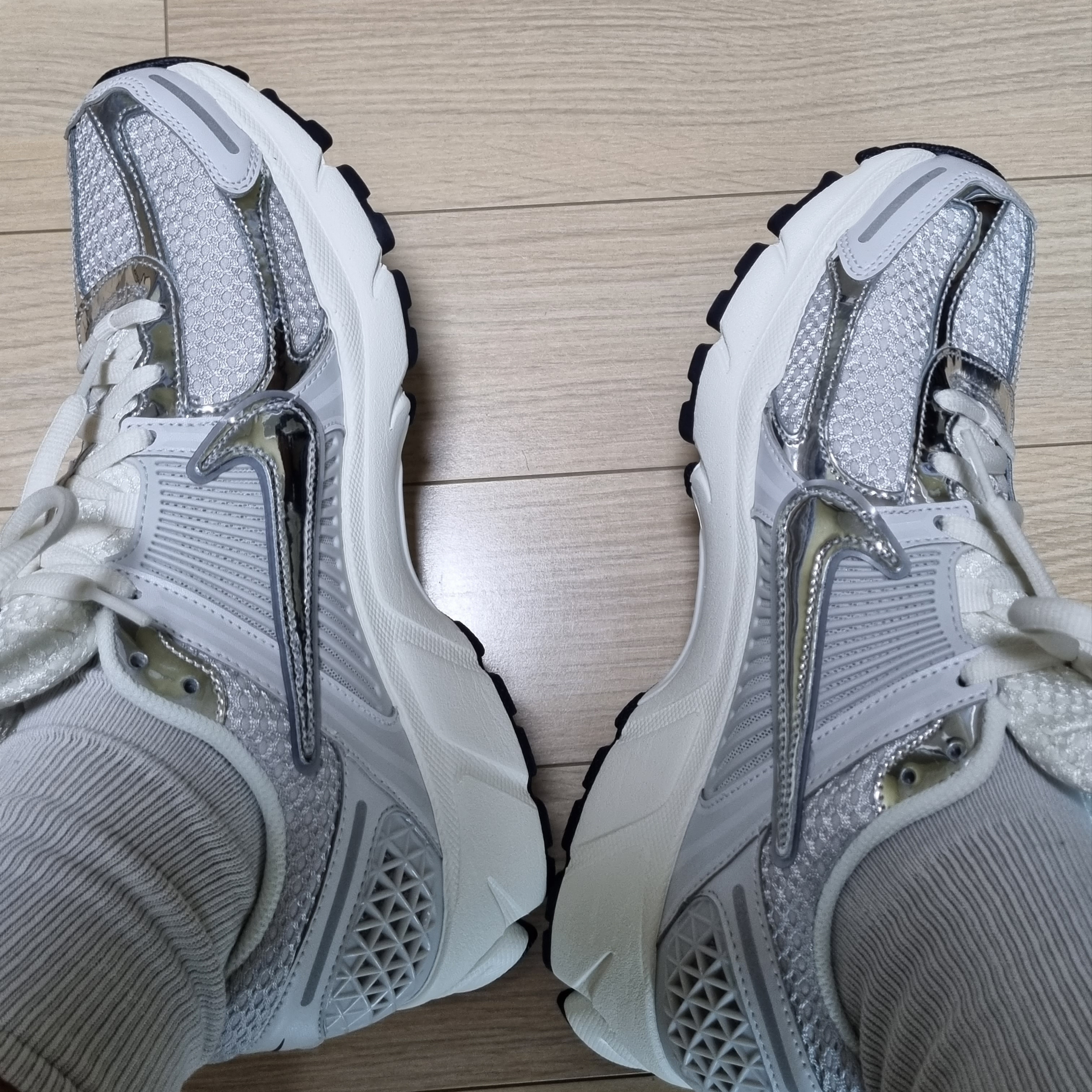 (W) Nike Zoom Vomero 5 Photon Dust and Metallic Silver 착용 스타일