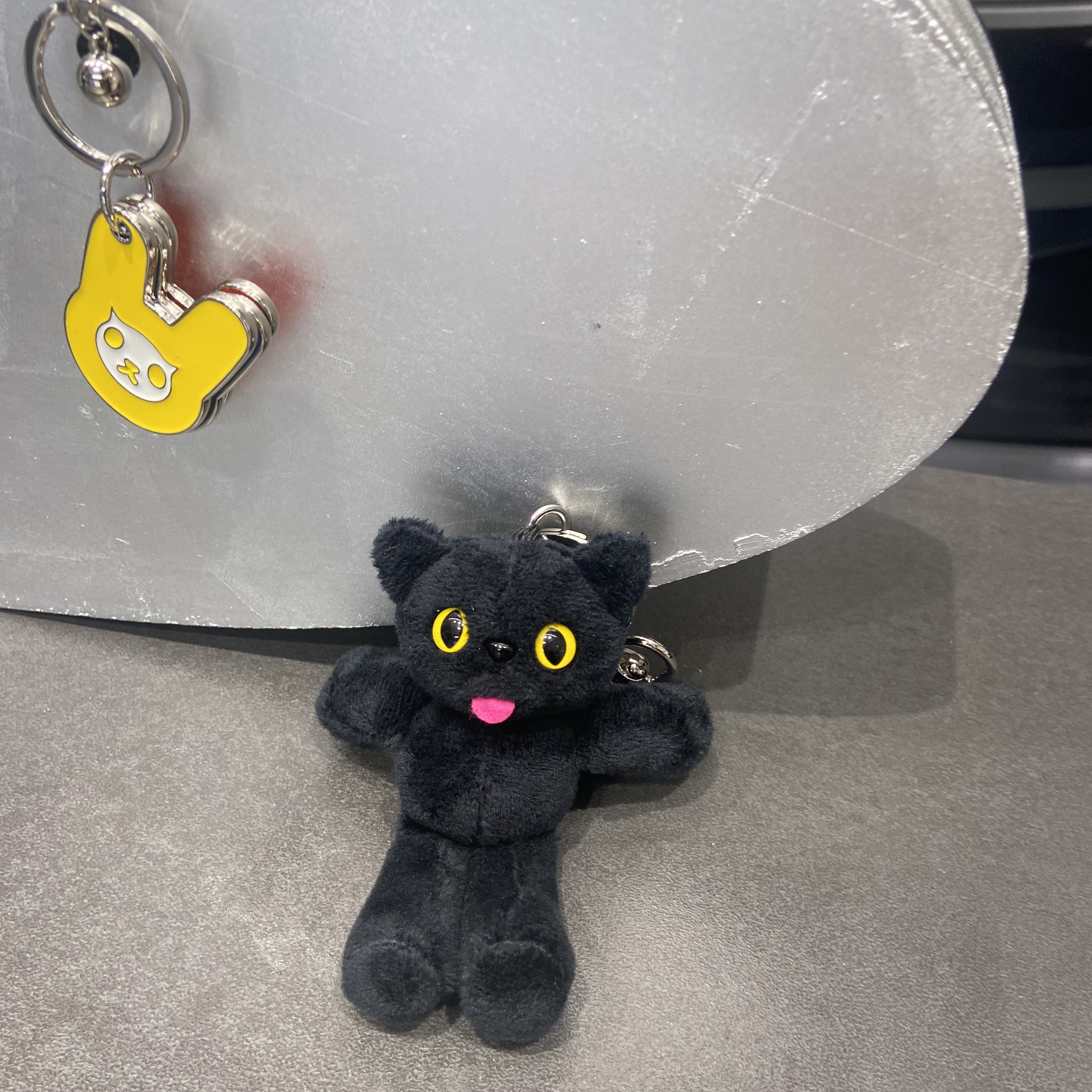 Comfort Piyong Keyring Black 착용 스타일