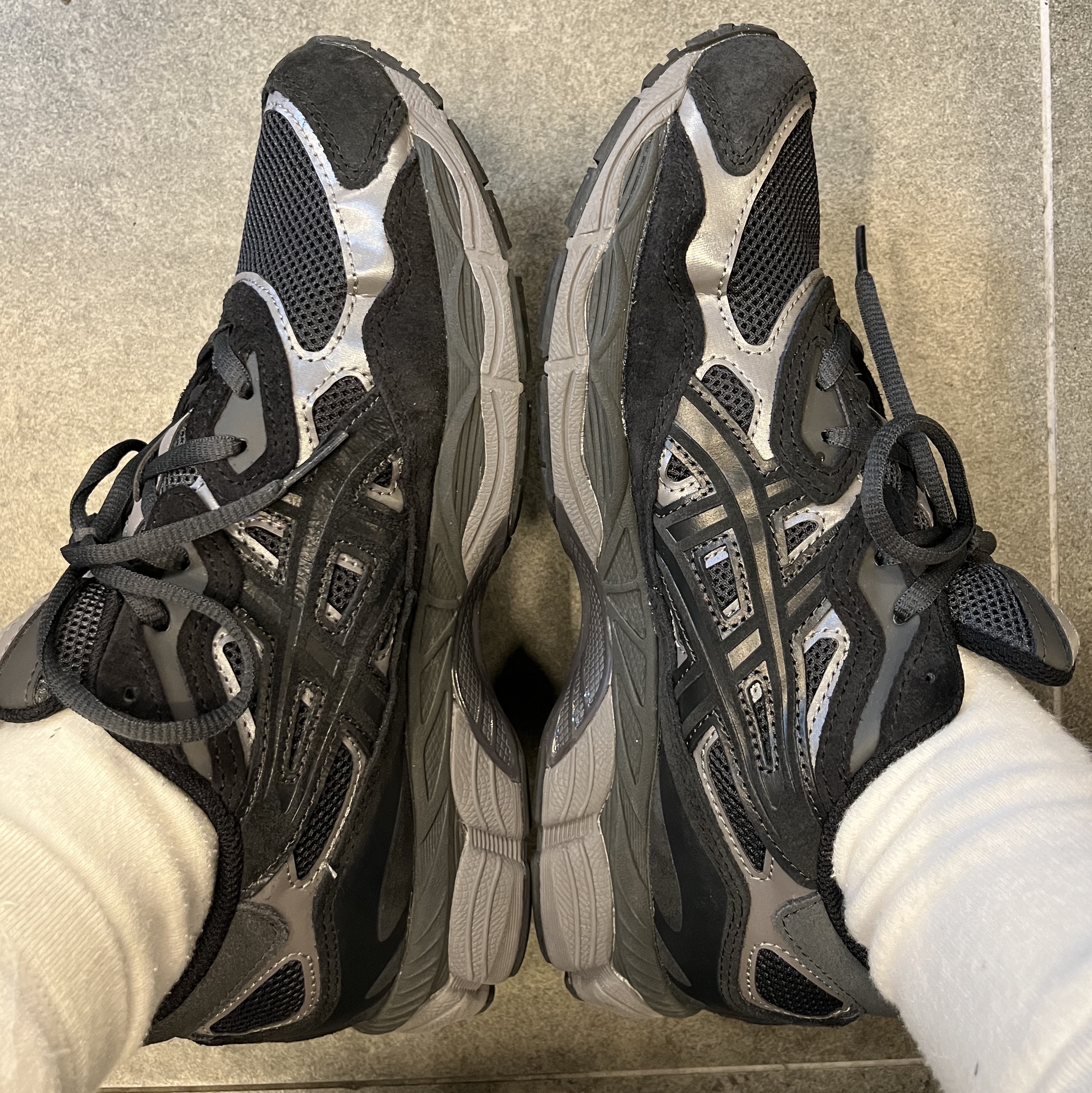 Asics Gel-NYC Graphite Grey Black 착용 스타일
