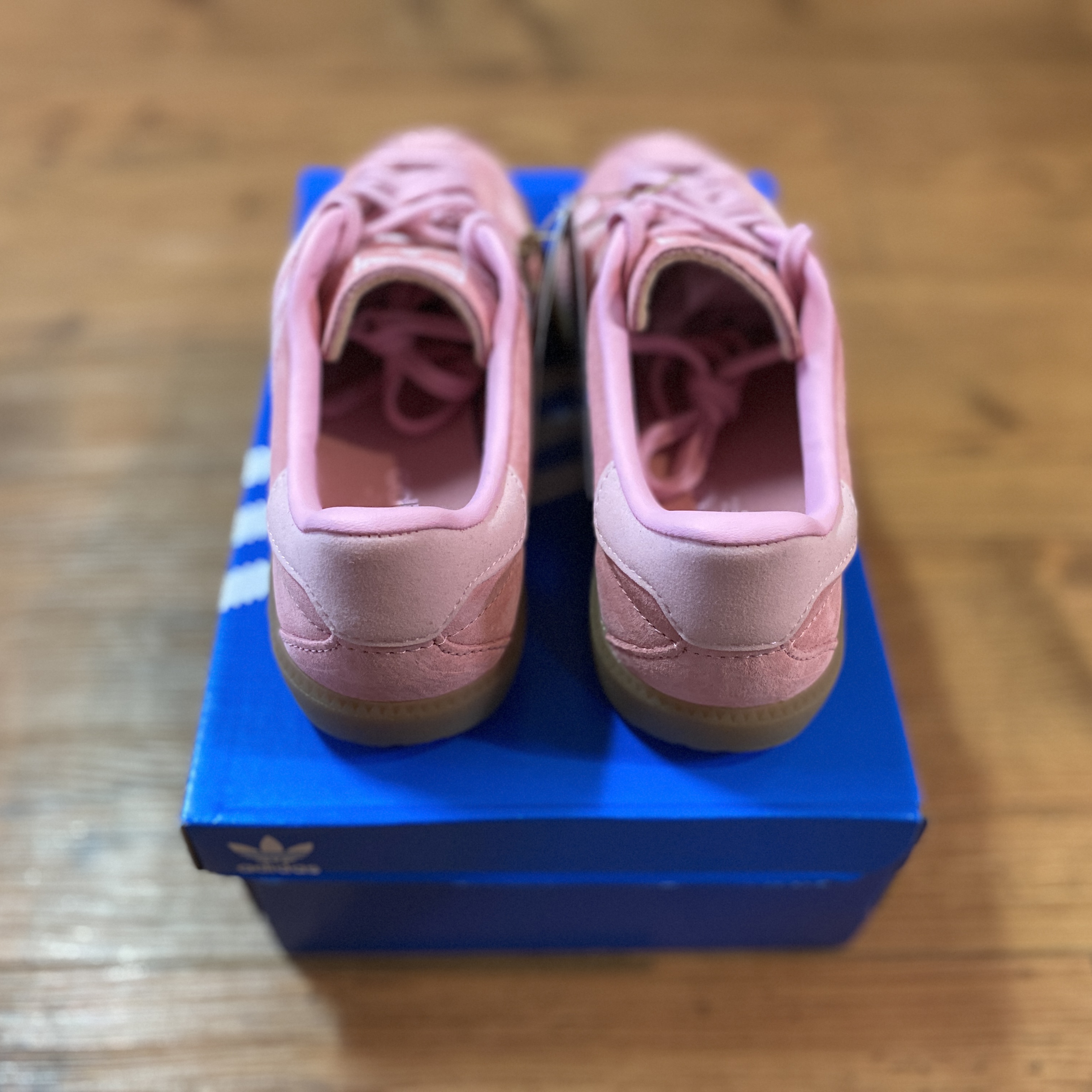 Adidas Bermuda Glow Pink 착용 스타일 - 3