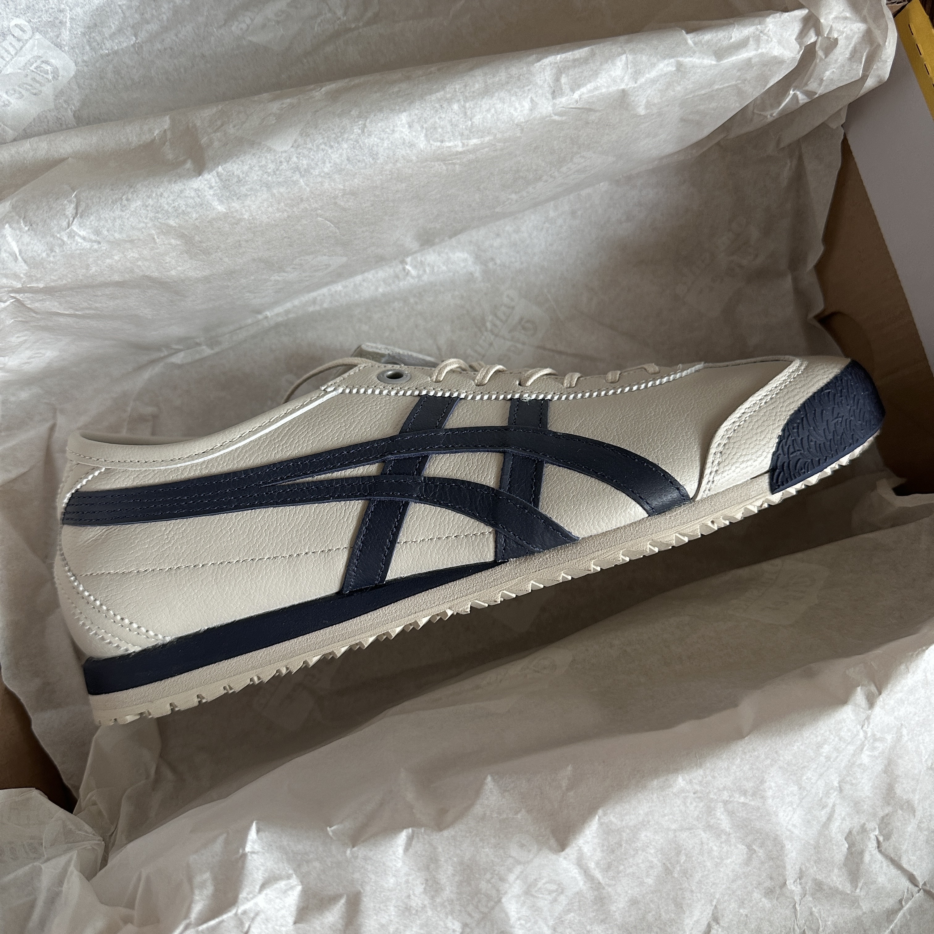 Onitsuka Tiger Mexico 66 SD Birch Peacoat 착용 스타일