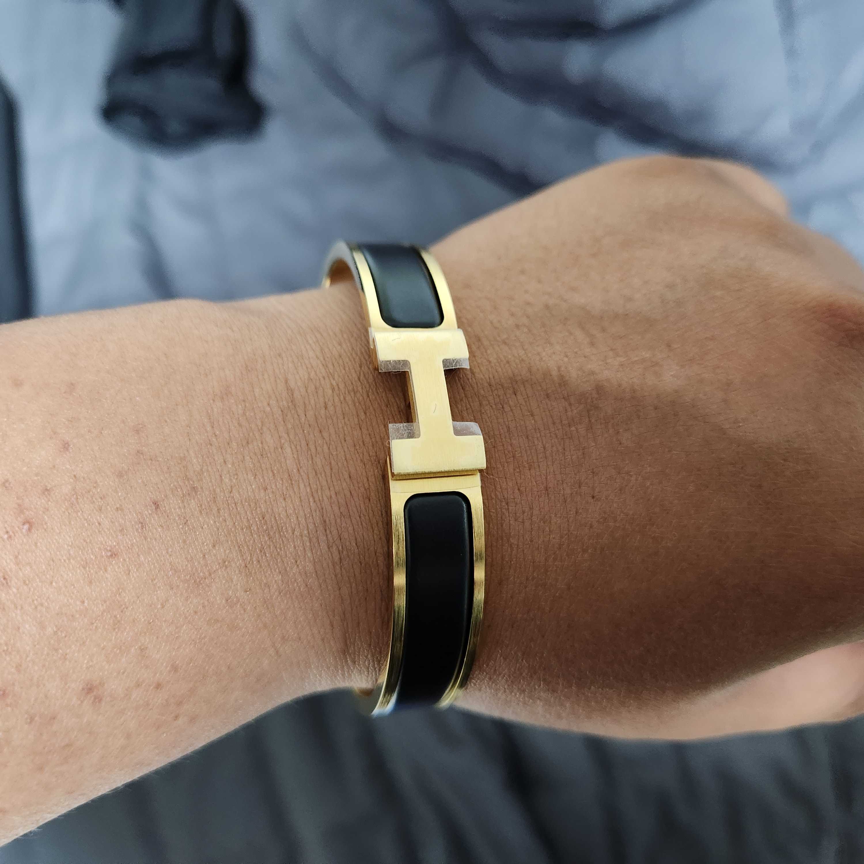 Hermes Clic HH Bracelet Gold & Noir Mat 착용 스타일 - 2