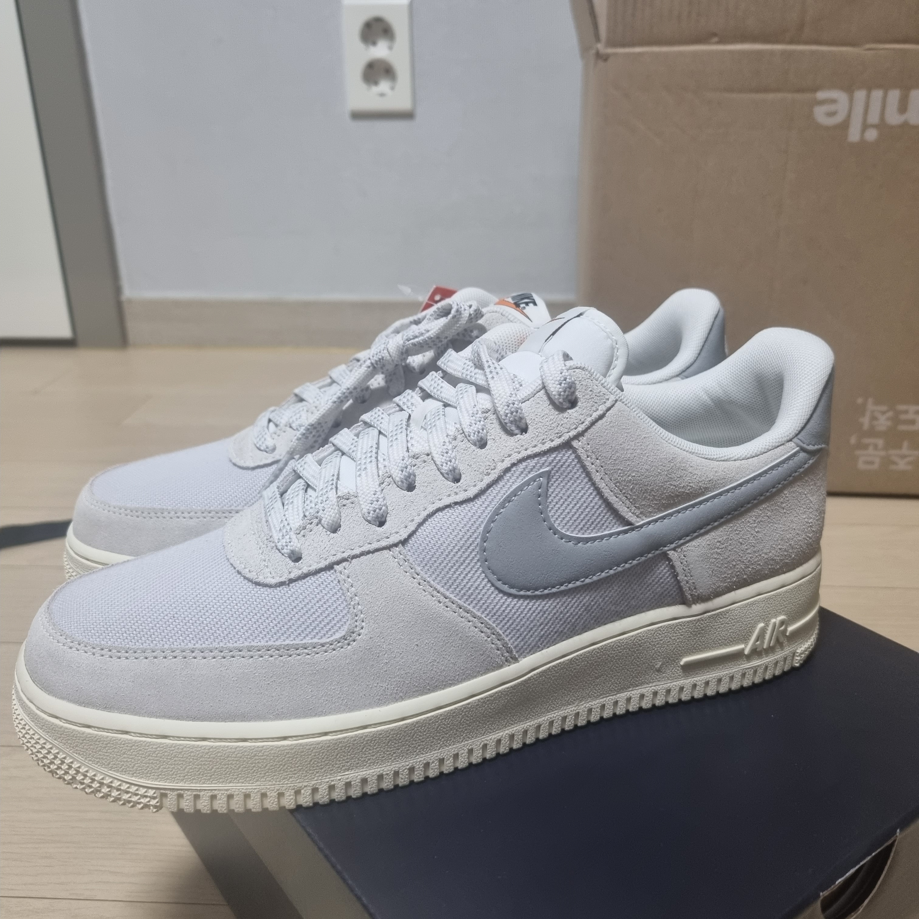 Nike Air Force 1 '07 LV8 Photon Dust and Sail 착용 스타일 - 1