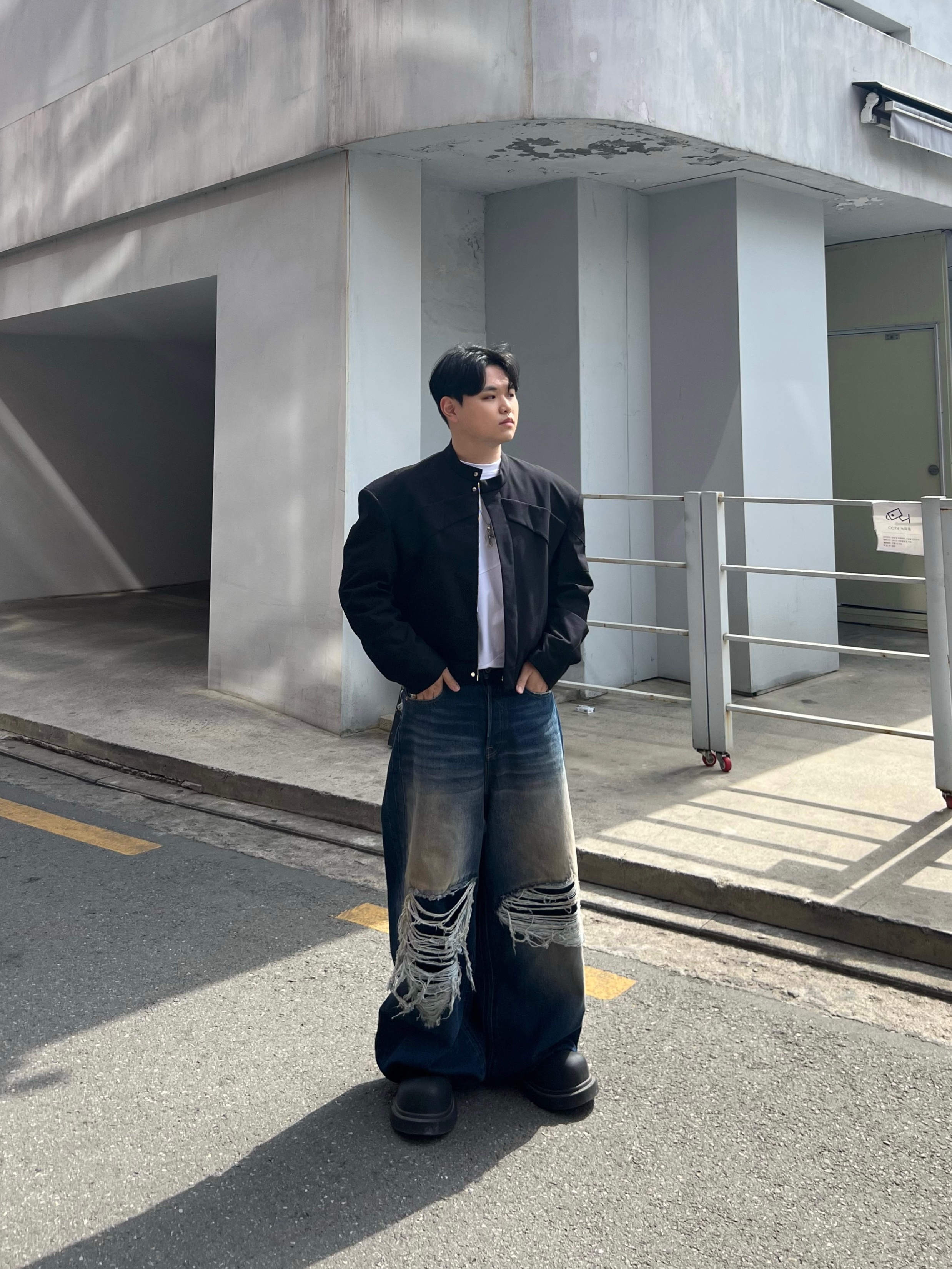 [KREAM 단독] 논노드 SS 크롭 라이더 자켓 매트 블랙, 발렌시아가 스테로이드 더비 블랙 착용 스타일 - 1