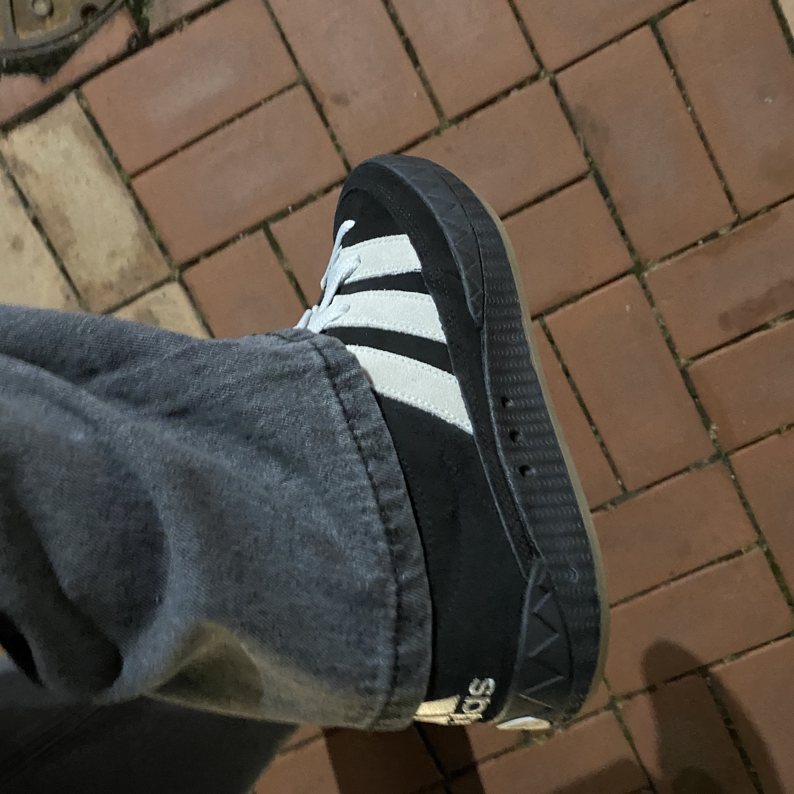 Adidas Adimatic Core Black Crystal White 착용 스타일 - 1