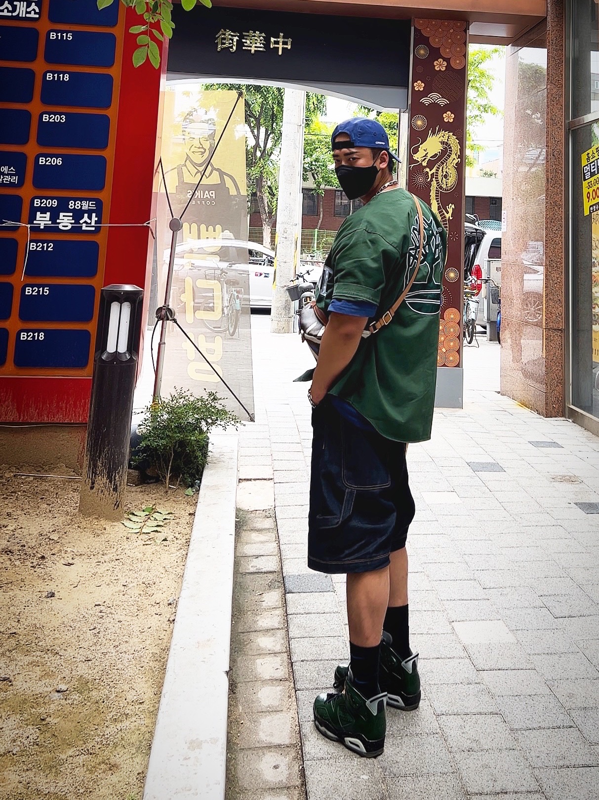 Supreme Coated Cordura Camp Cap Royal - 22SS, Supreme x The North Face Printed Pocket T-Shirt Navy - 23SS 착용 스타일 - 4