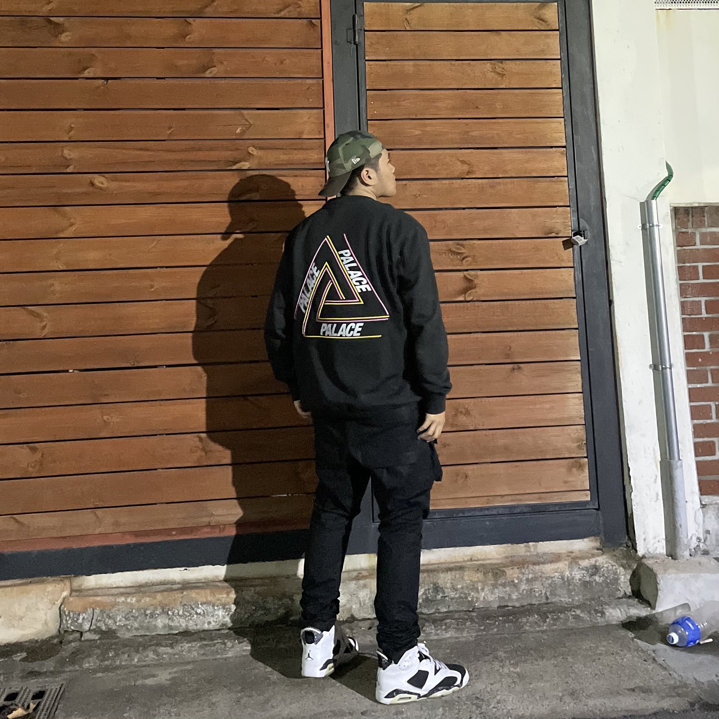 Palace Basically A Tri-Ferg Crew Black - 21FW, Jordan 6 Retro Oreo 착용 스타일