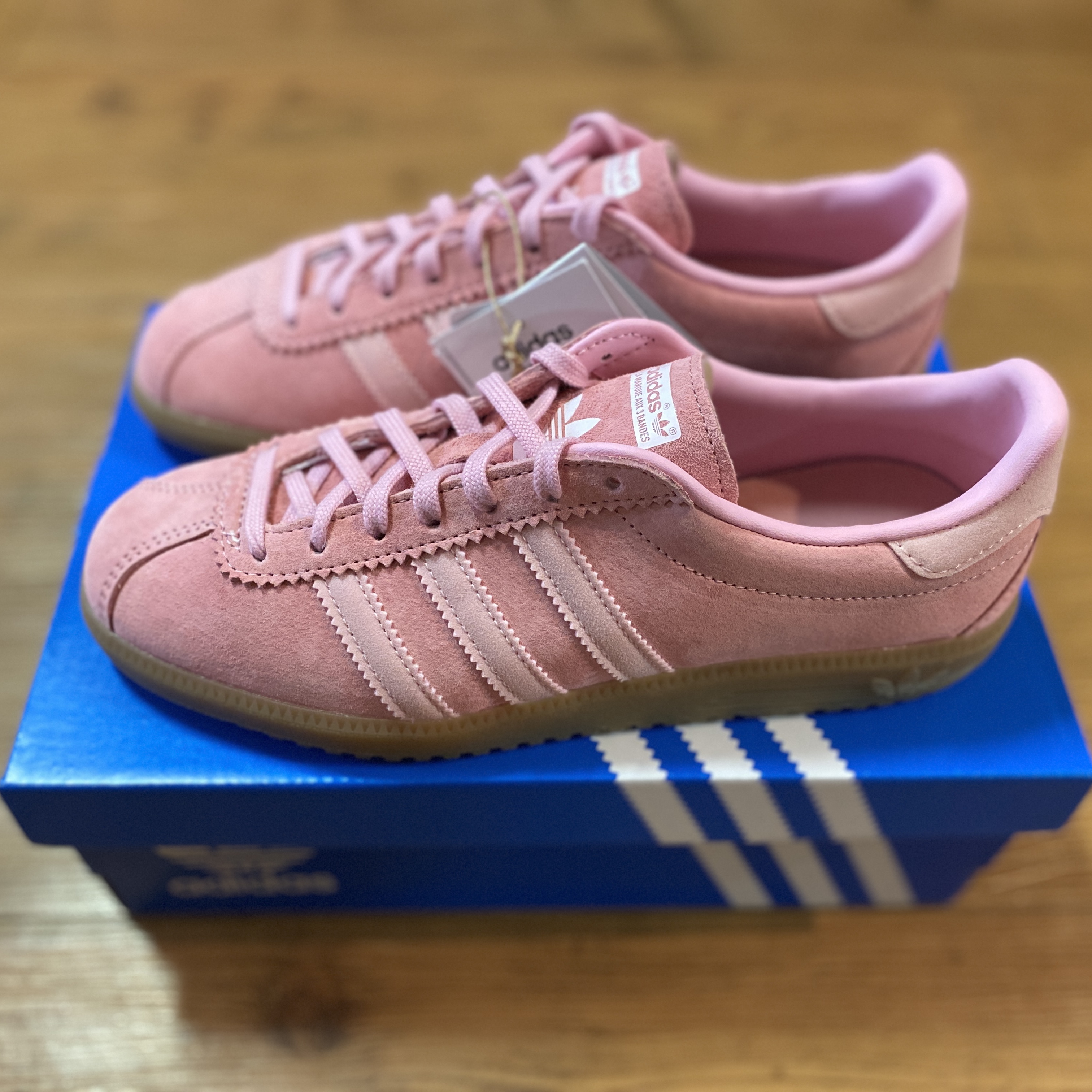 Adidas Bermuda Glow Pink 착용 스타일 - 1