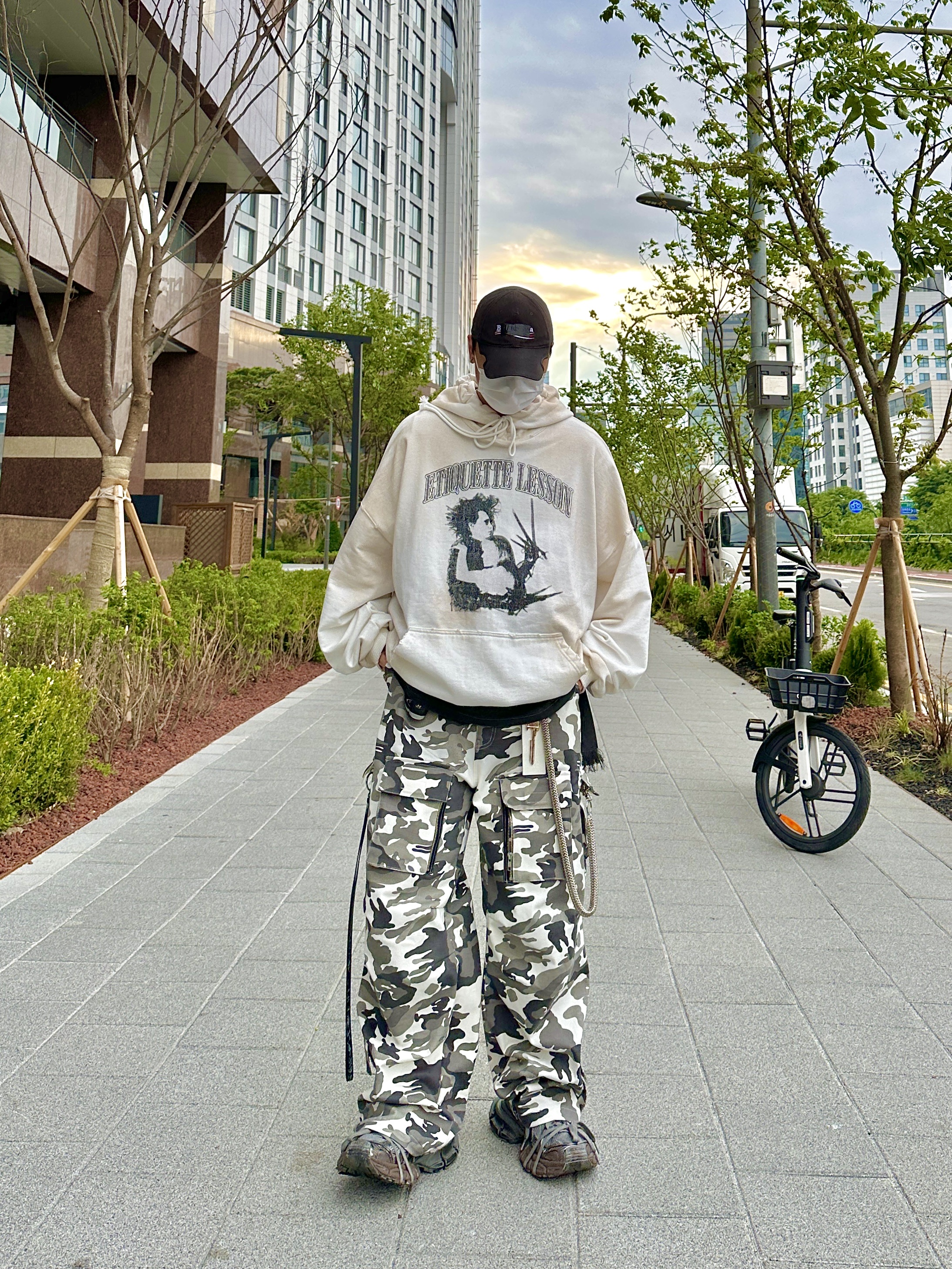 Project G/R x Atmos Etiquette Lesson Vintage Washed Hoodie White, Balenciaga Gaffer Cap Black 착용 스타일 - 1