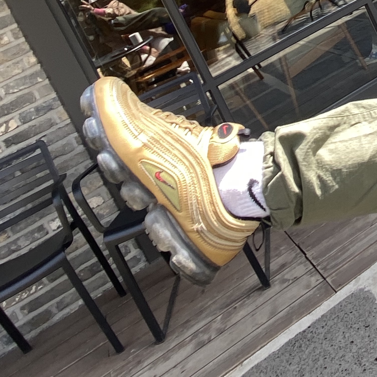 Nike Air VaporMax 97 Metallic Gold 착용 스타일