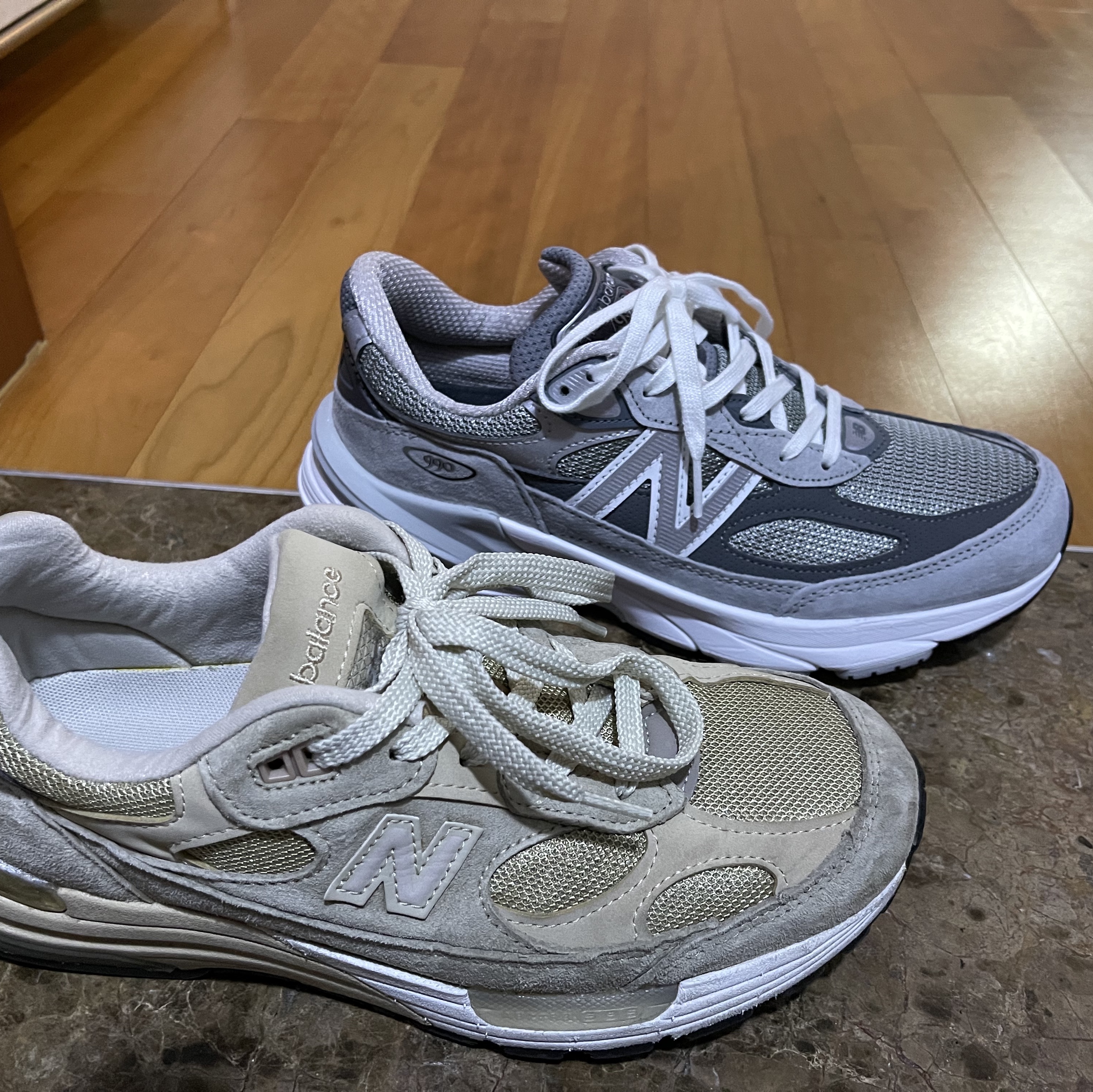 (W) 뉴발란스 990v6 메이드 인 USA 그레이 - B 스탠다드, 뉴발란스 990v5 메이드 인 USA 그레이 - D 스탠다드 착용 스타일 - 3