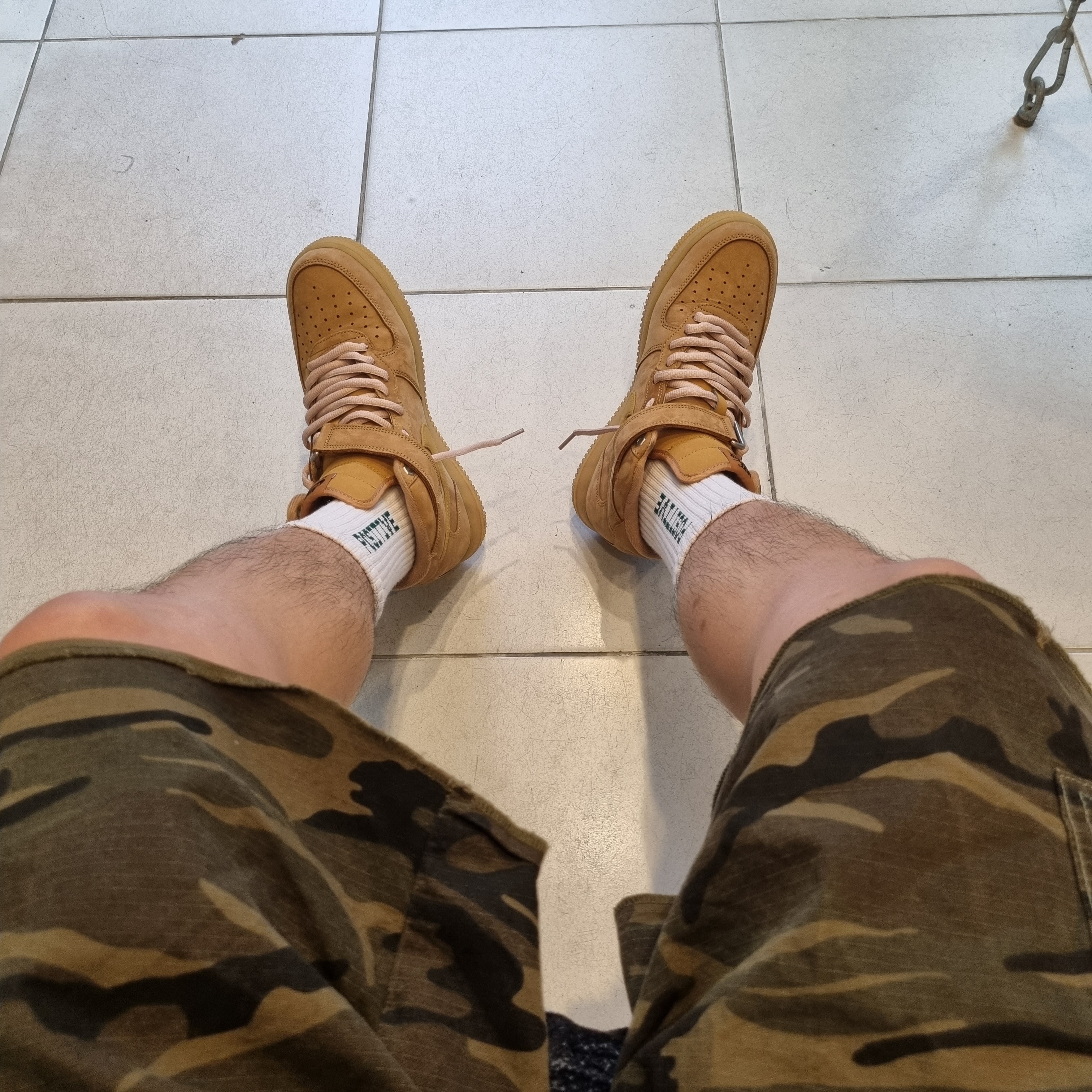 Nike Air Force 1 Mid '07 WB Flax 착용 스타일 - 1