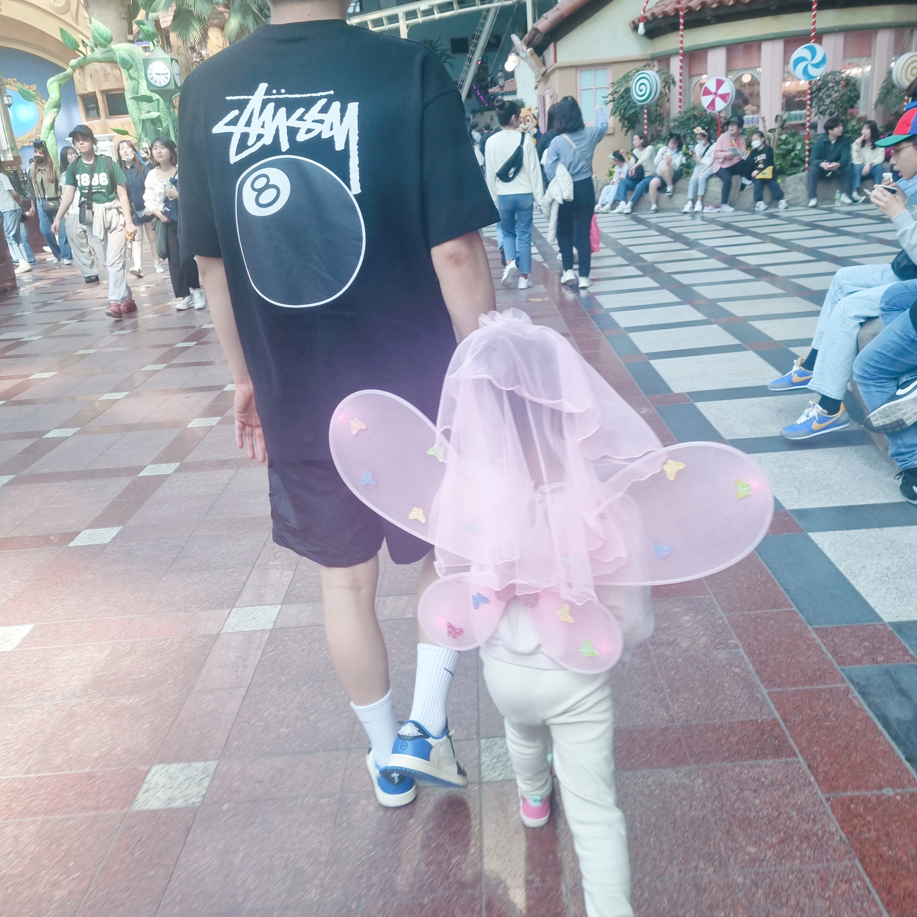 Stussy 8 Ball T-Shirt Black - 22SS, Jordan 1 x Travis Scott x Fragment Retro Low OG SP Military Blue 착용 스타일 - 2