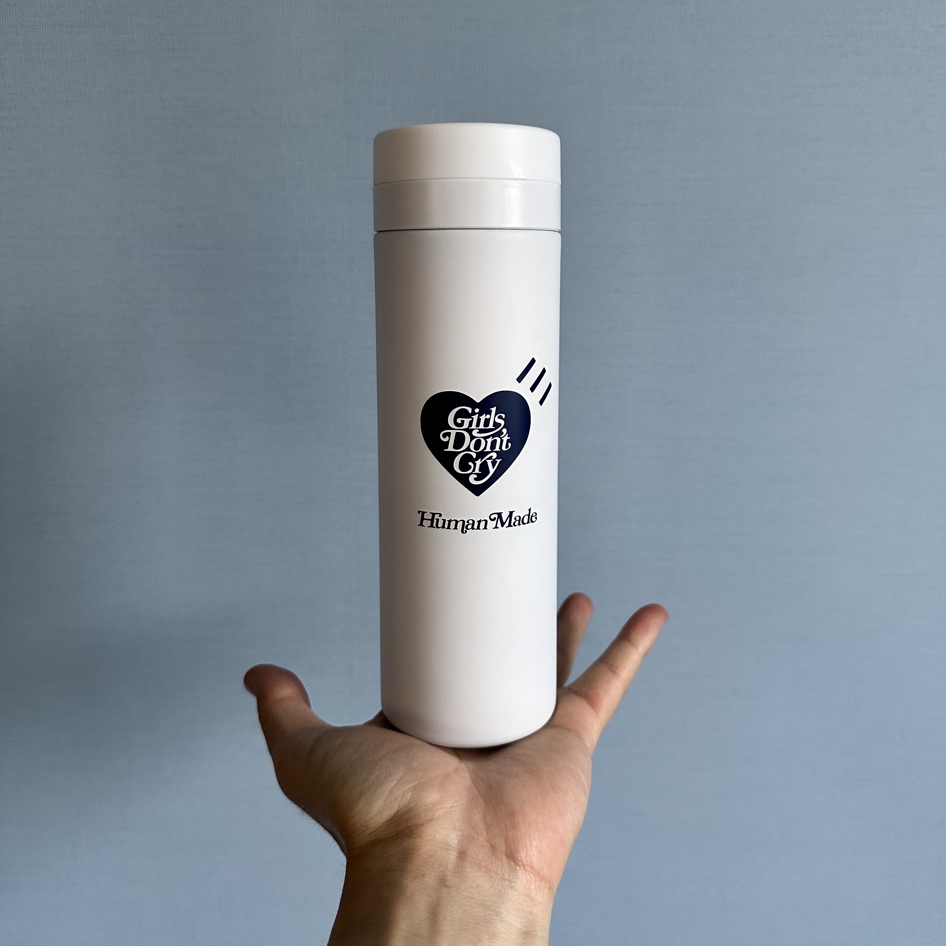 Human Made x Verdy Girls Don't Cry White Day Thermo Stainless Bottle 0.5L White 착용 스타일 - 2