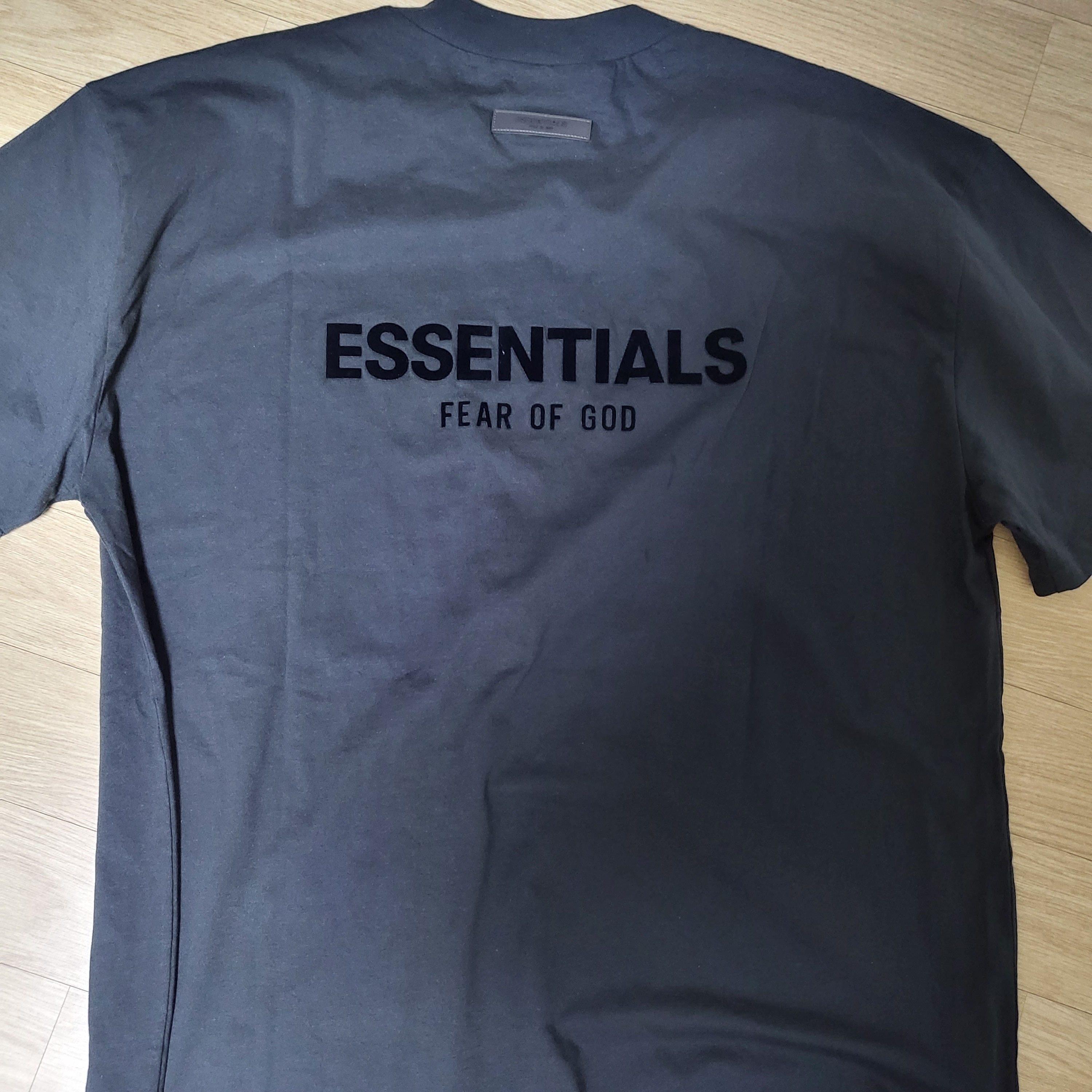 Essentials The Core Collection T-Shirt Stretch Limo 착용 스타일 - 2
