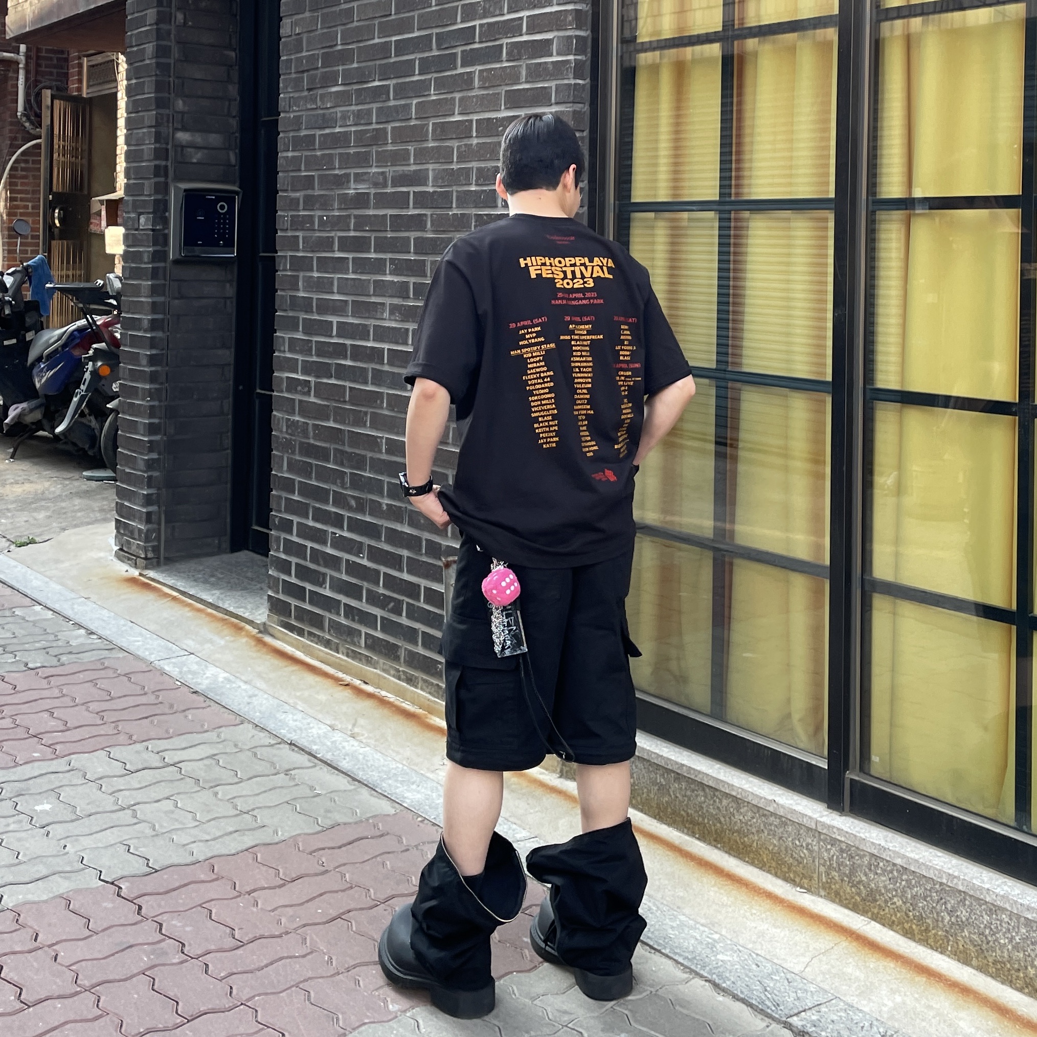 발렌시아가 스테로이드 더비 블랙, 스투시 퍼지 다이스 키체인 핑크 착용 스타일 - 3