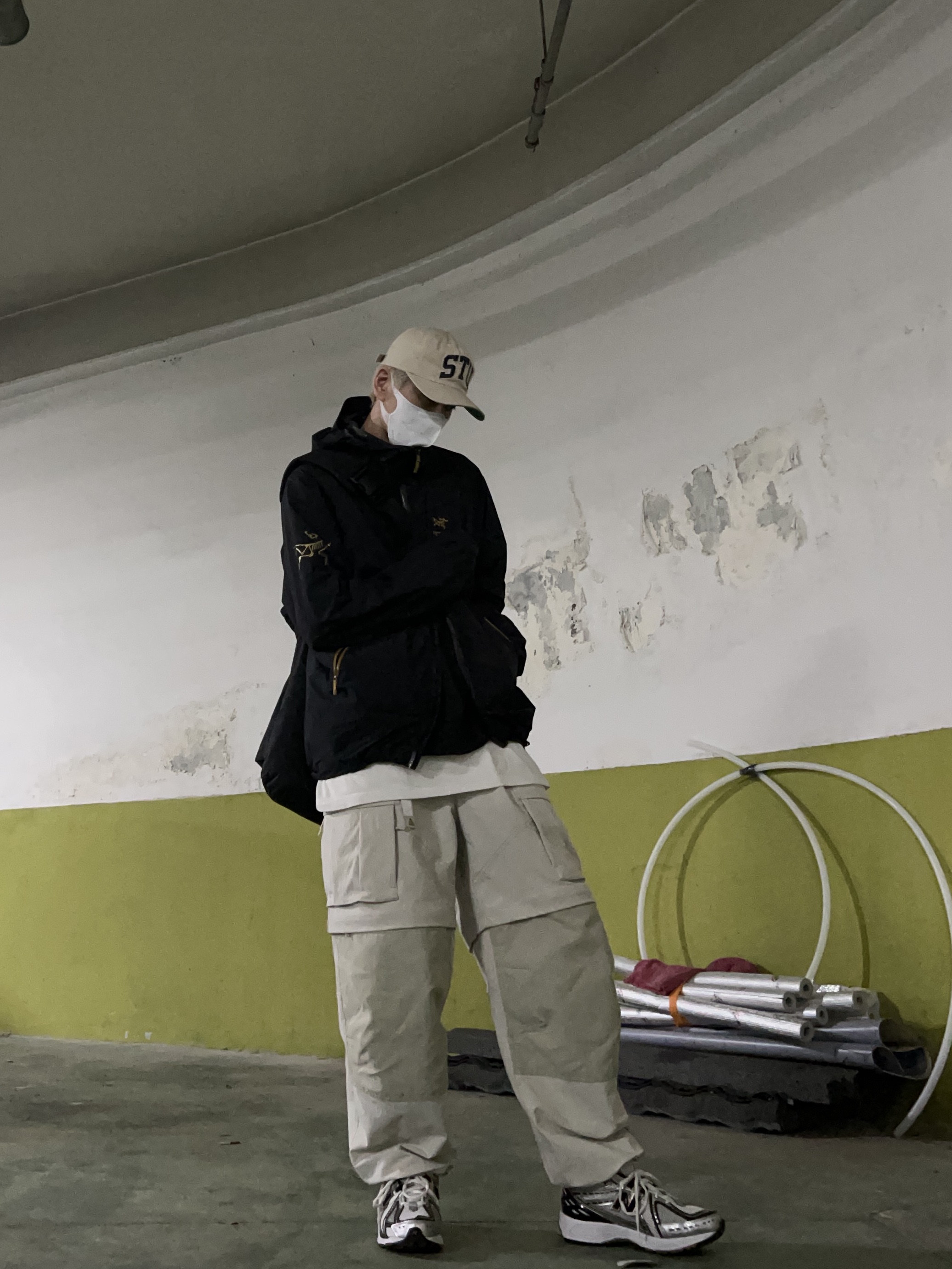 Arc'teryx x Beams Zeta SL Jacket Black Gold, Nike ACG Smith Summit Cargo Pants Light Bone - Asia 착용 스타일