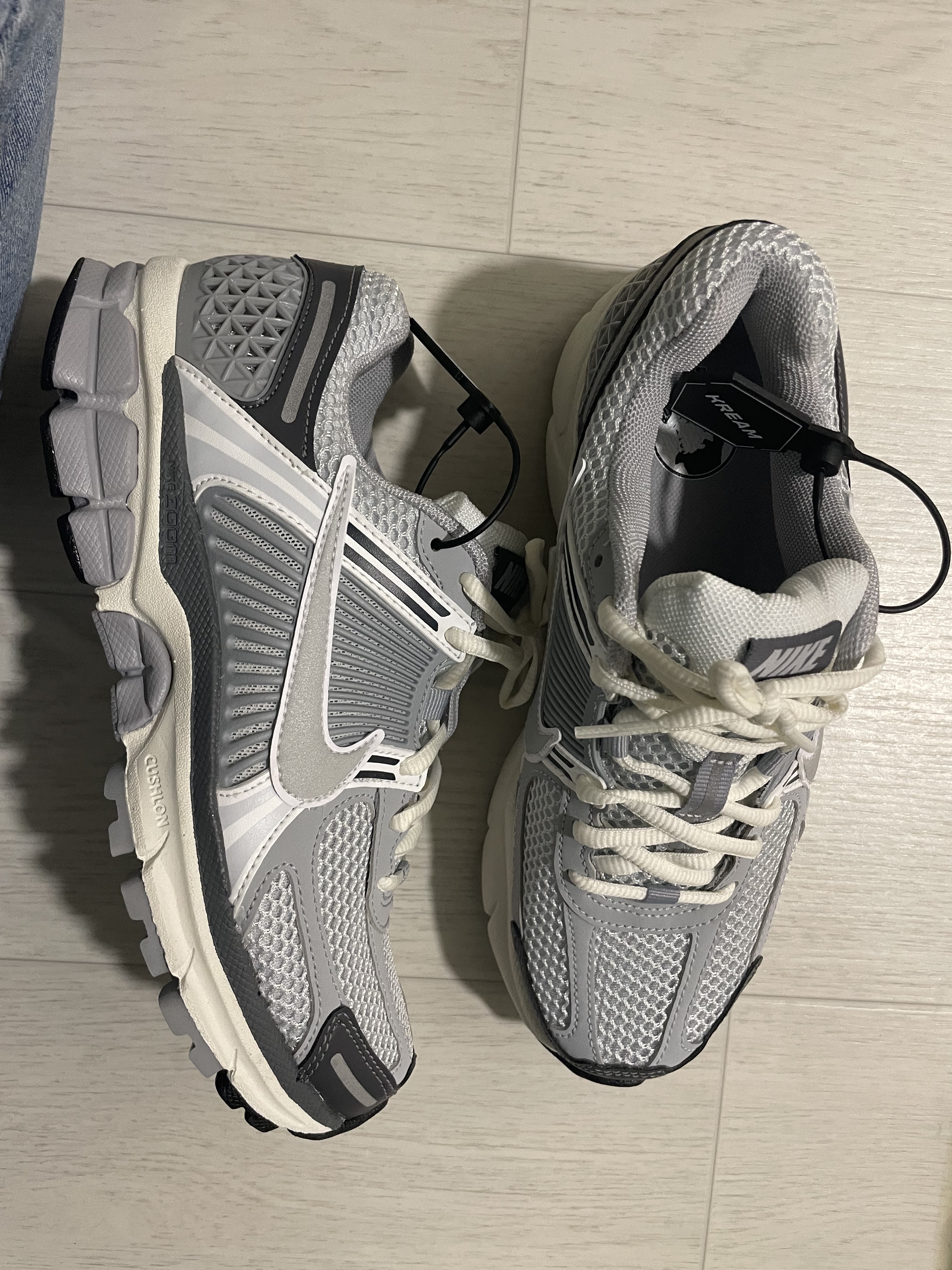 (W) Nike Zoom Vomero 5 Pure Platinum Metallic Silver 착용 스타일 - 2