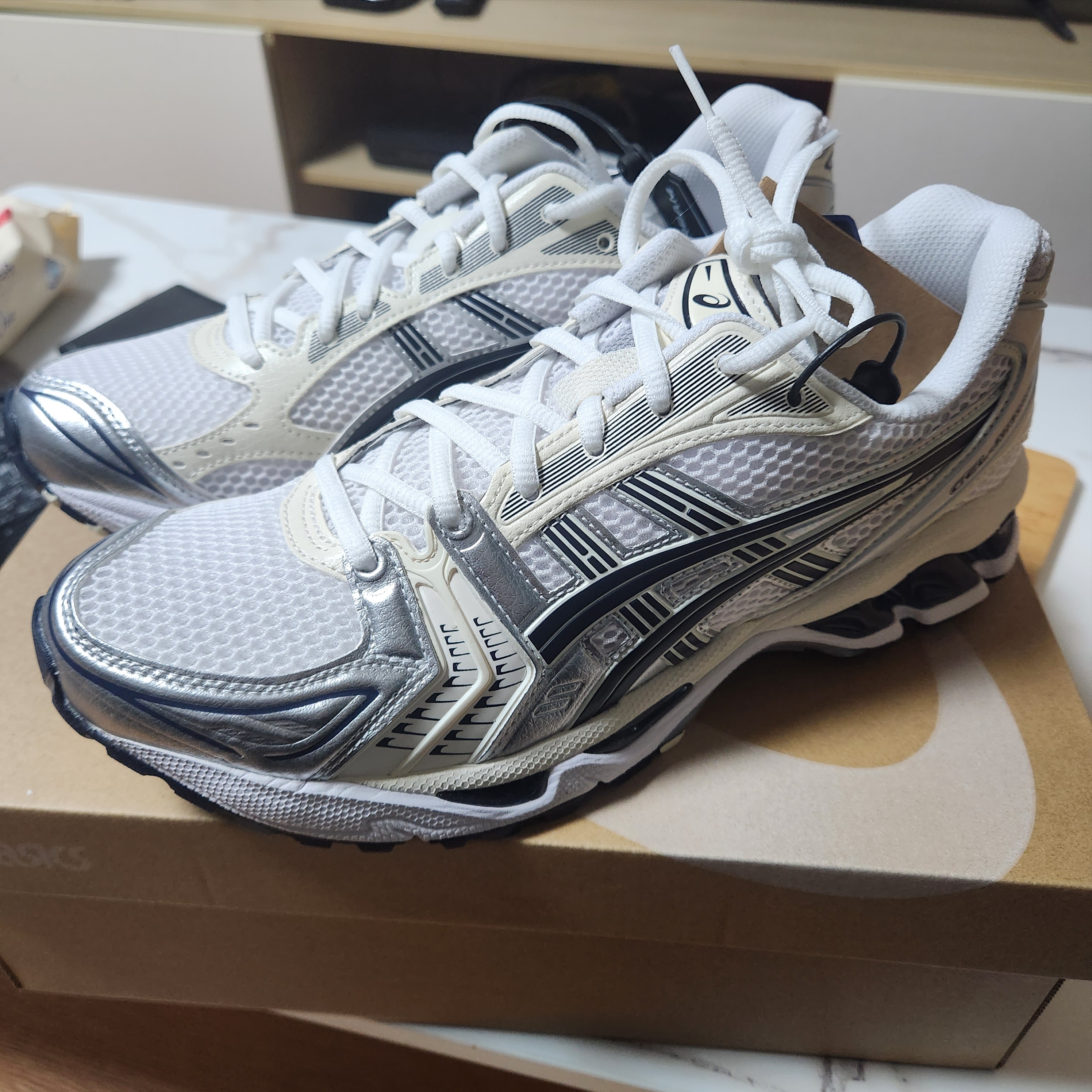 (W) Asics Gel-Kayano 14 White Midnight 착용 스타일