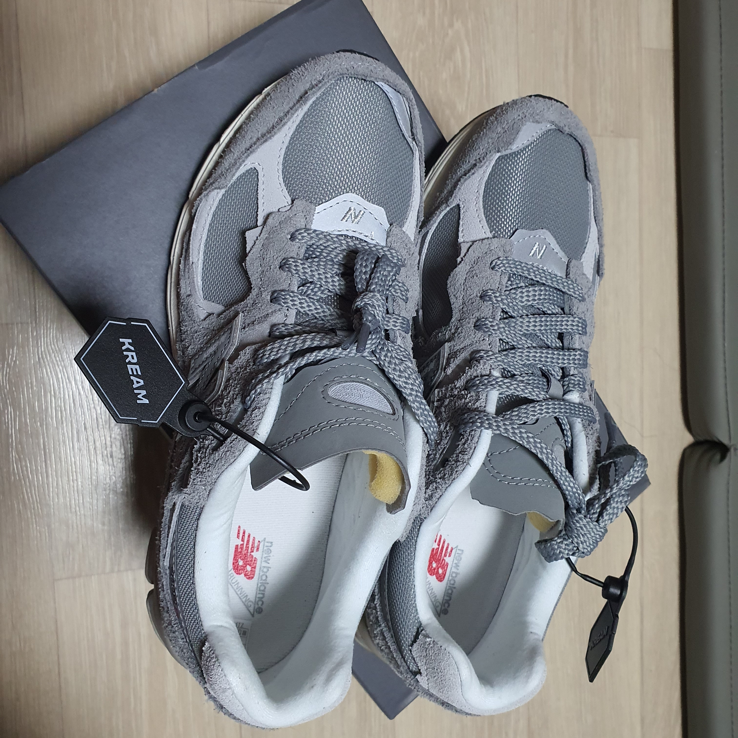 New Balance 2002R Protection Pack Grey 착용 스타일