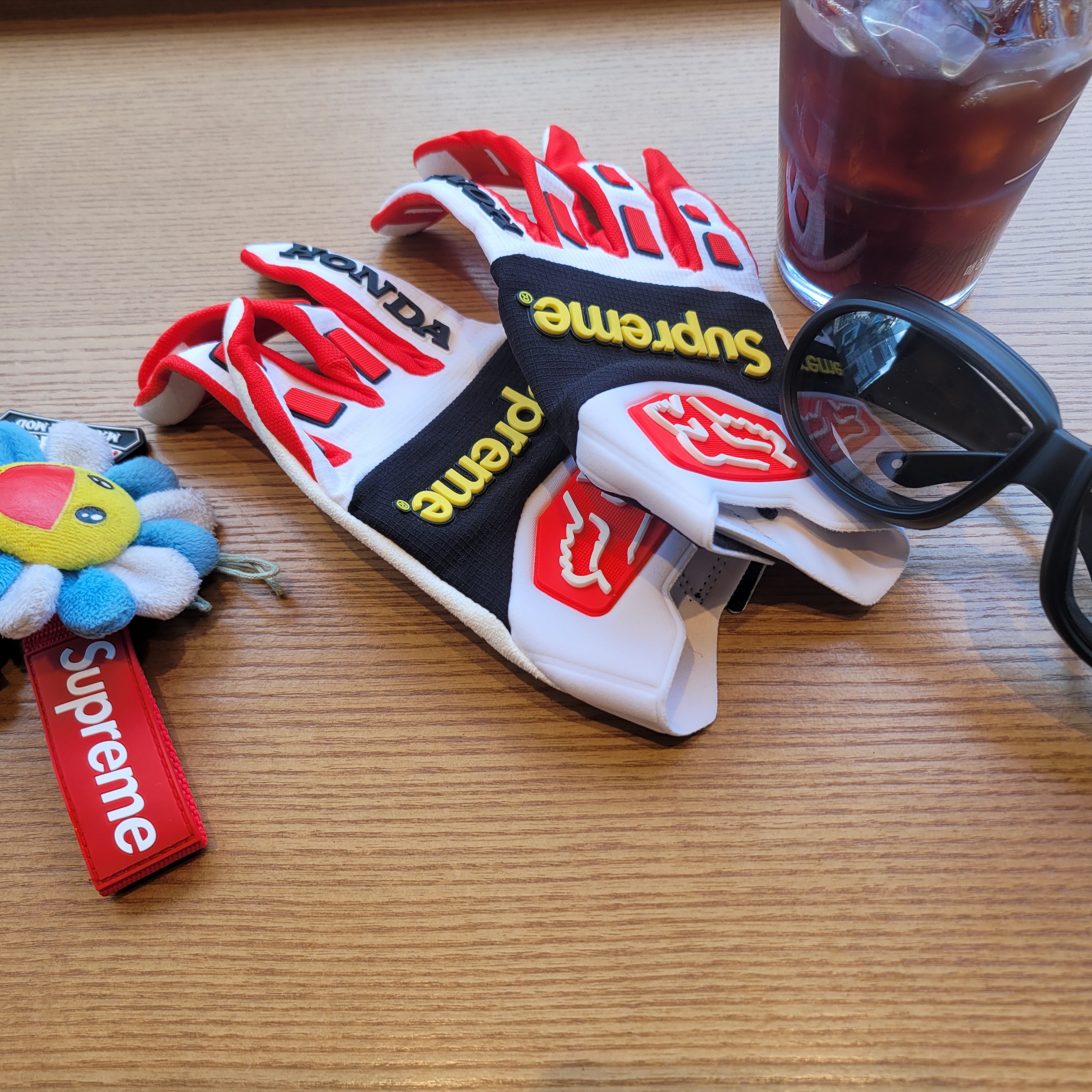 Supreme Webbing Keychain Red - 23SS 착용 스타일 - 1