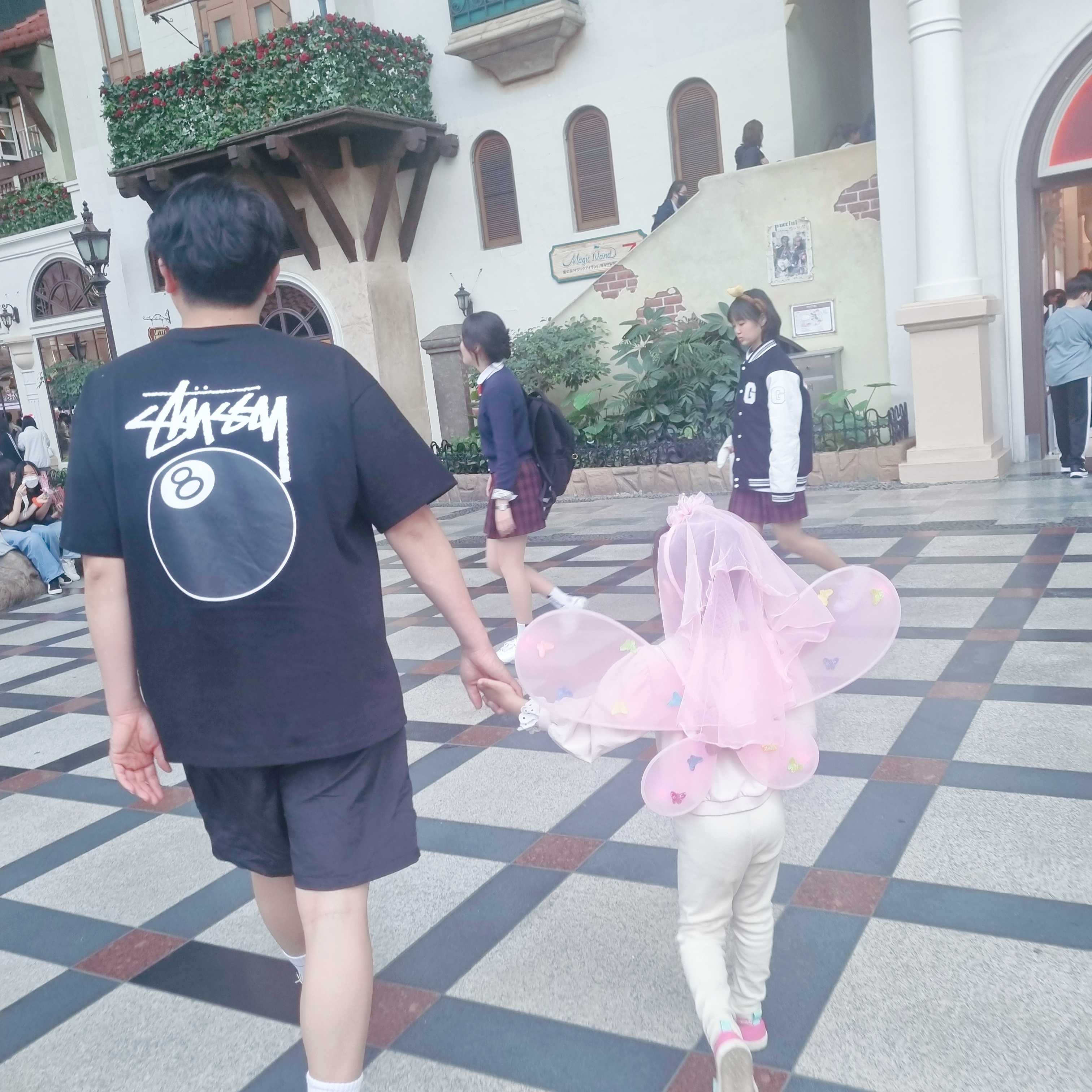 Stussy 8 Ball T-Shirt Black - 22SS, Jordan 1 x Travis Scott x Fragment Retro Low OG SP Military Blue 착용 스타일 - 1