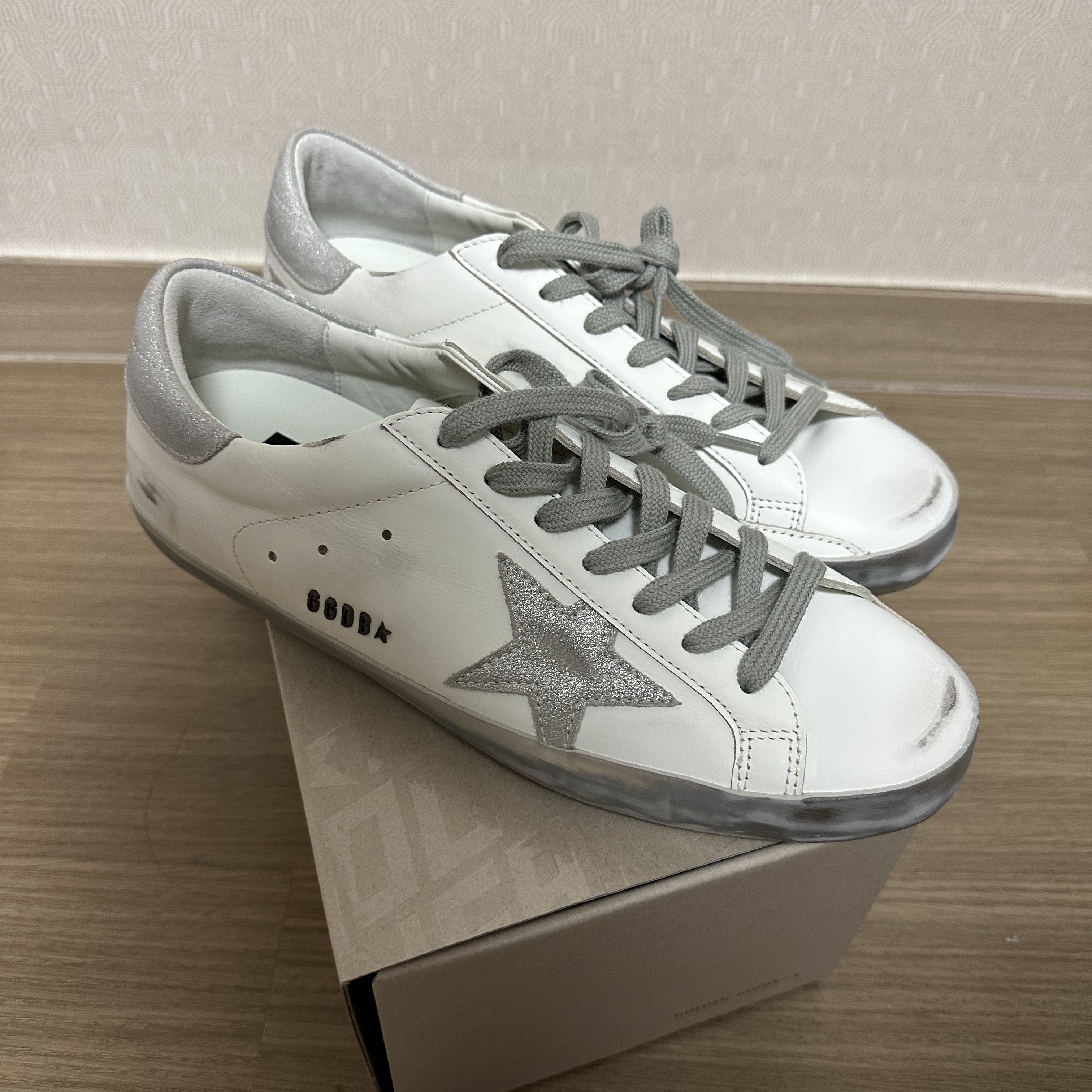 Golden Goose Superstar White Silver Heel Tab Sneakers 착용 스타일 - 1