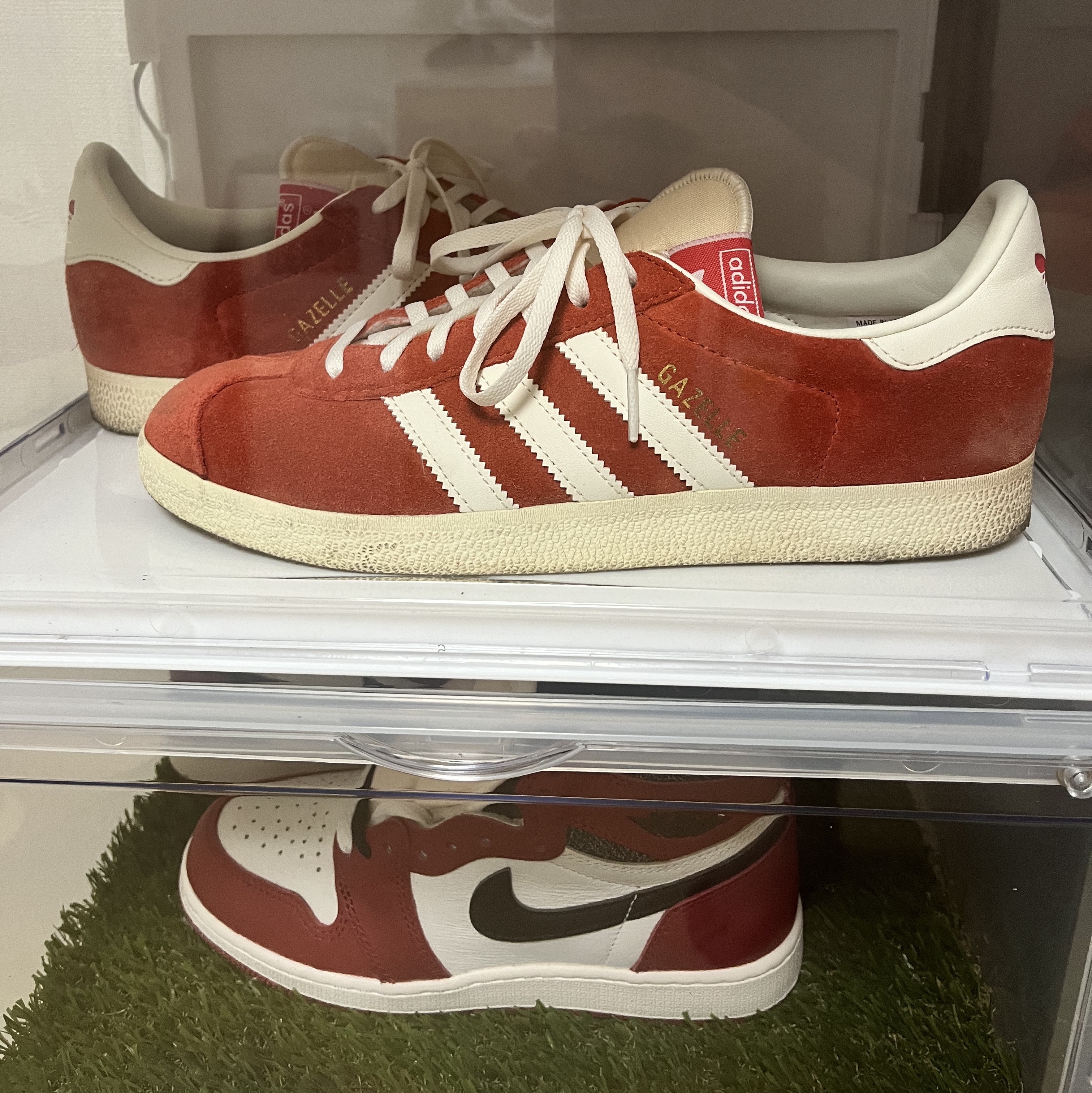 Adidas Gazelle Preloved Red Off White, (GS) Jordan 1 Retro High OG Chicago 2022 착용 스타일