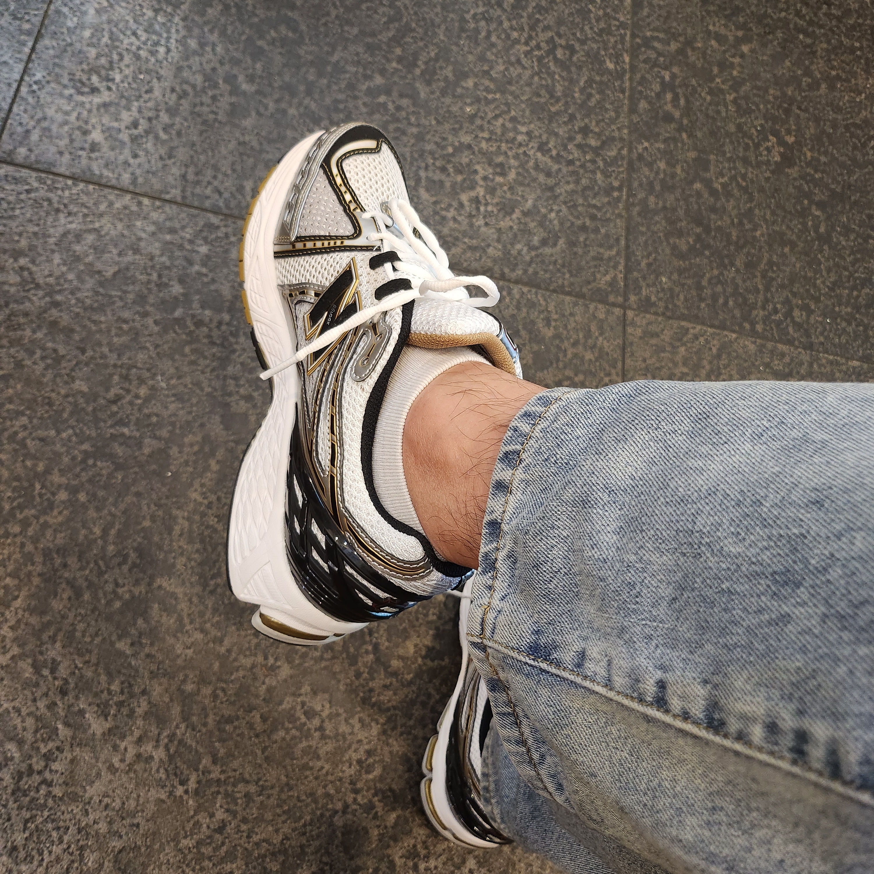 New Balance 1906R White Gold 착용 스타일