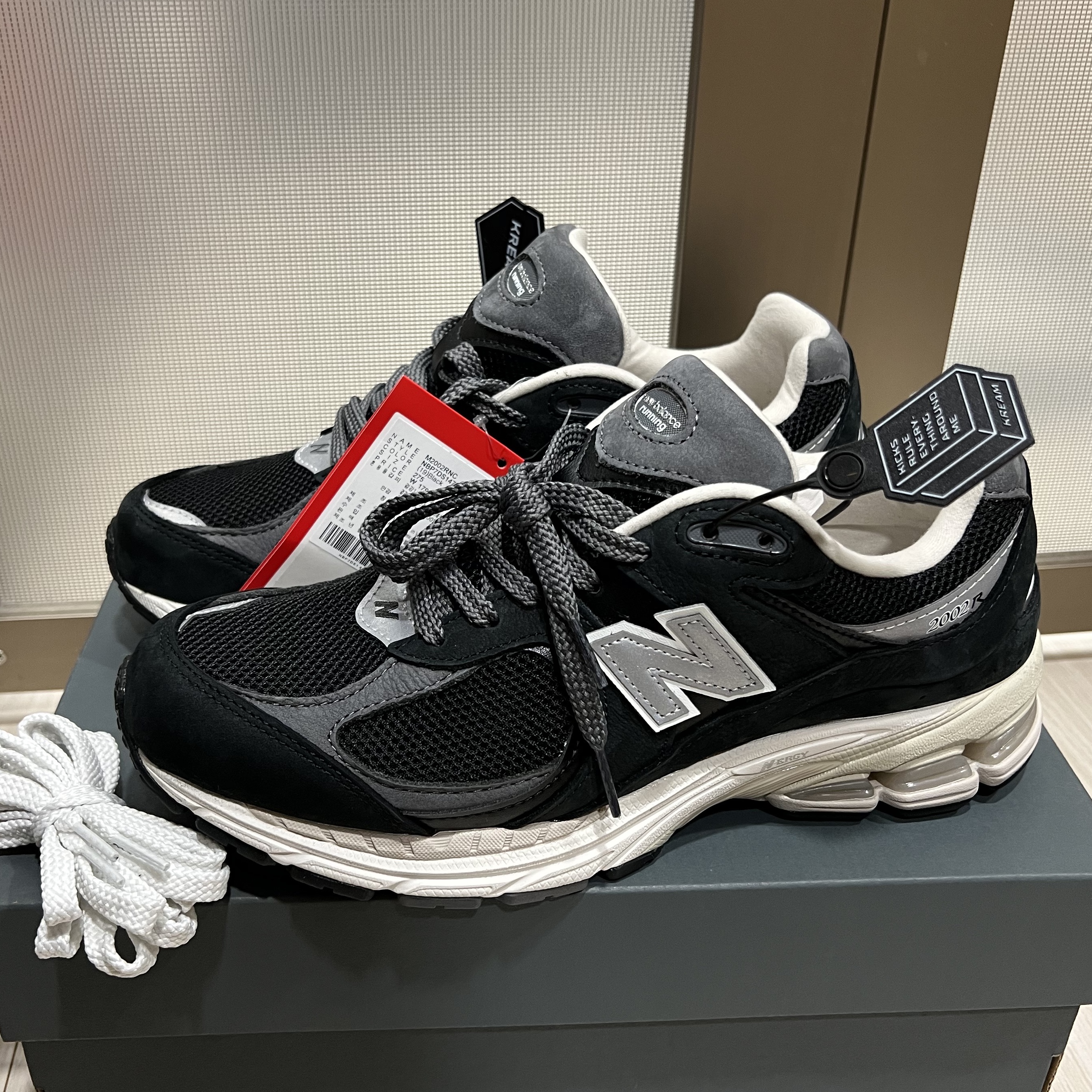 New Balance 2002R Premium Vintage Black 착용 스타일