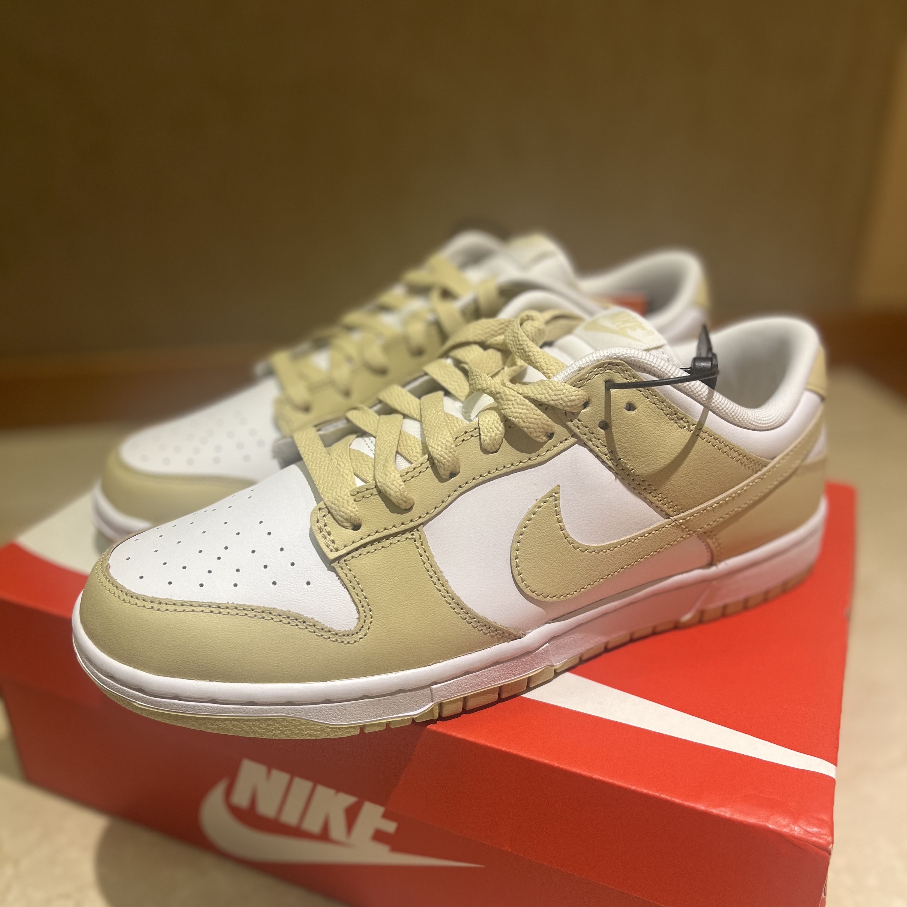 Nike Dunk Low Team Gold and White 착용 스타일
