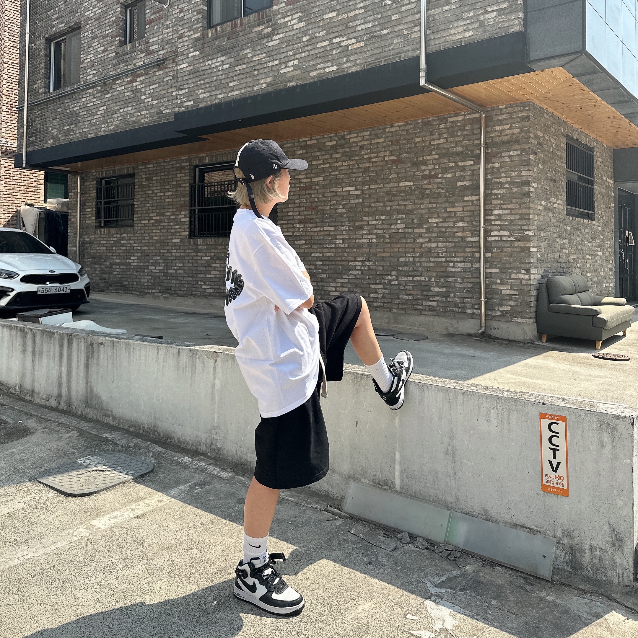 Stussy Dominoes T-Shirt White, Nike x Stussy Air Force 1 '07 Mid SP Black and Light Bone 착용 스타일 - 3