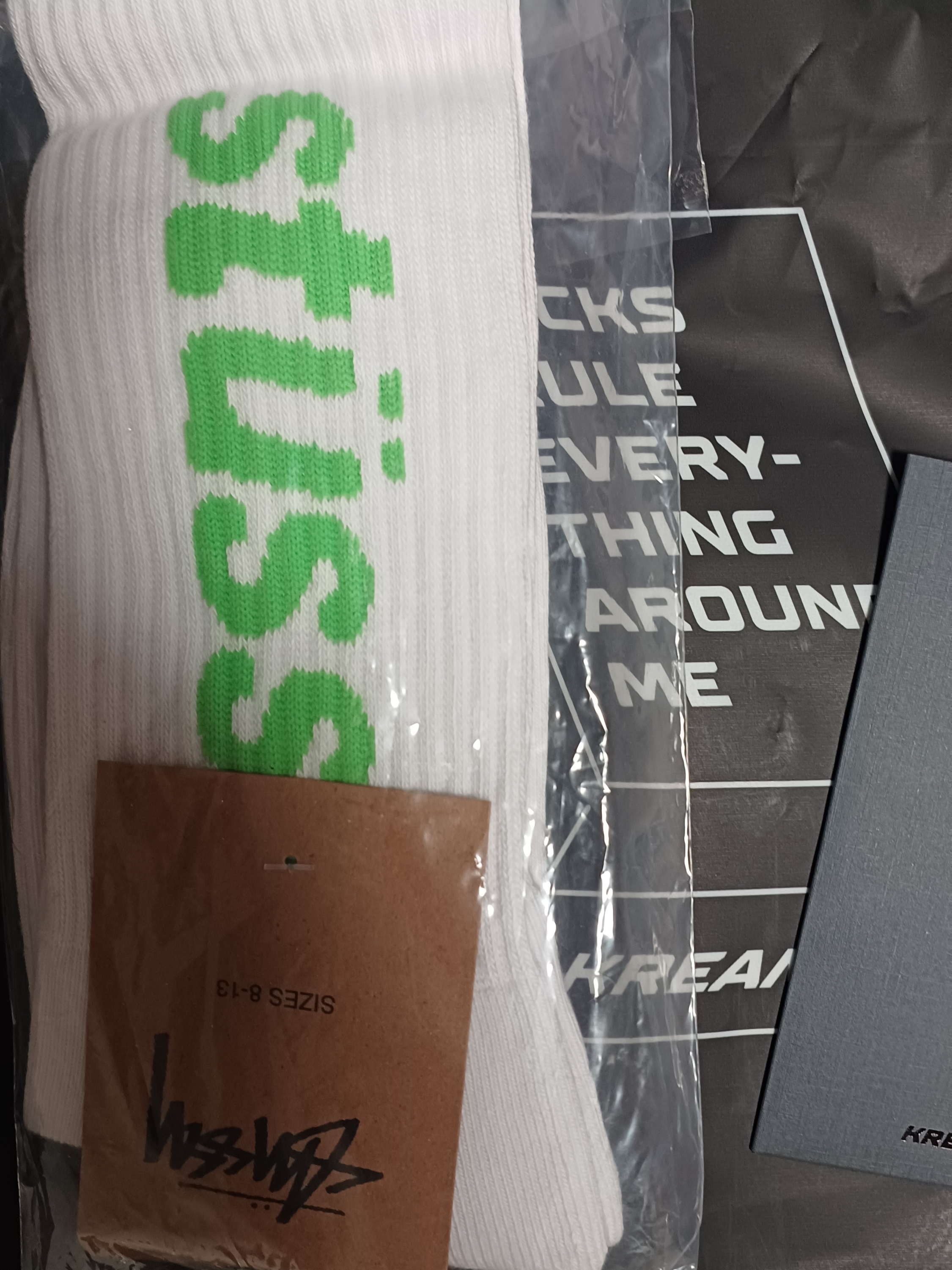 Stussy Helvetica Crew Socks White Kelly 착용 스타일