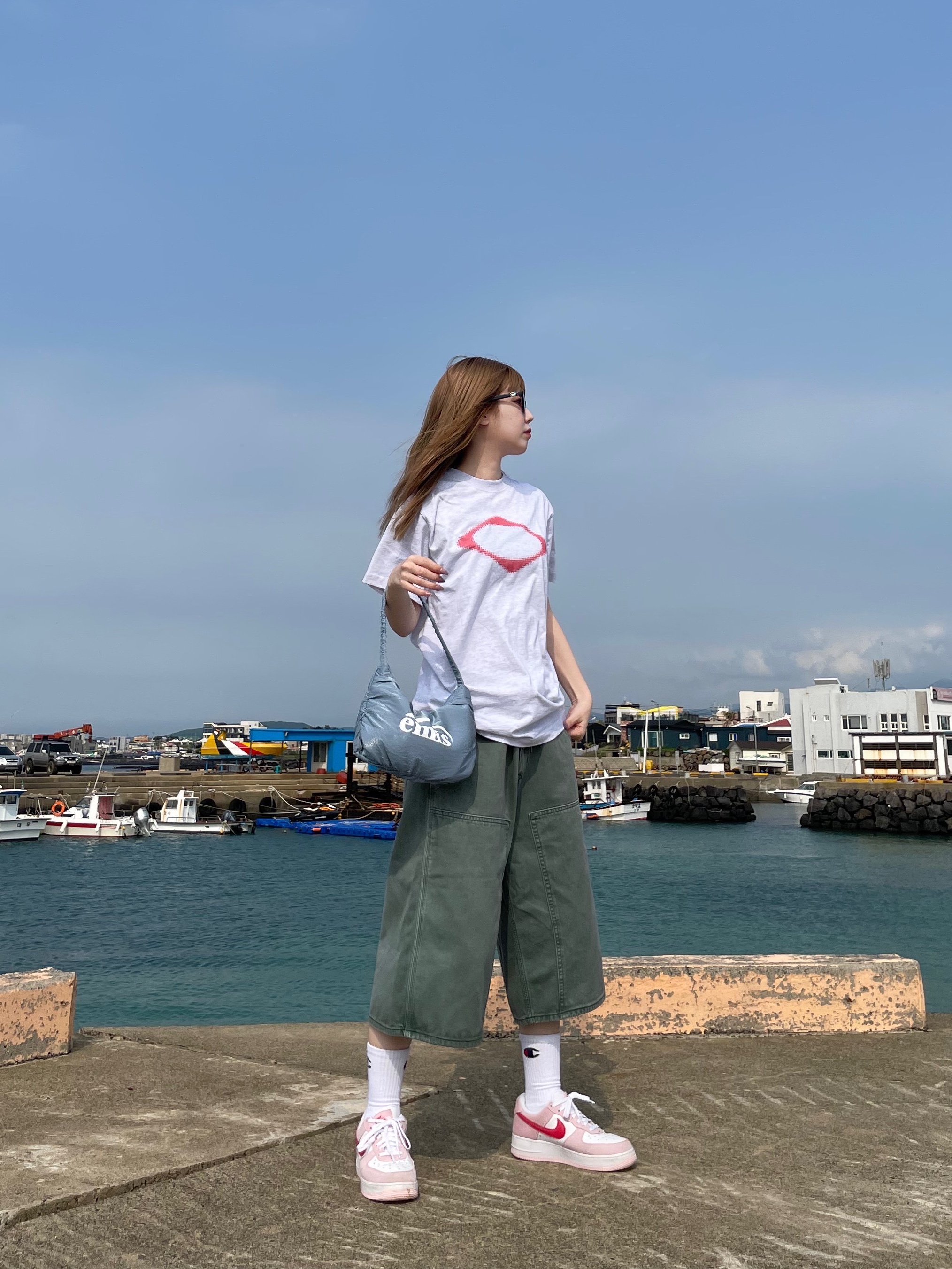 나이키 에어포스 1 '07 QS 밸런타인데이, (W) 미스치프 롬버스 블러 티셔츠 베이직 멜란지 그레이 착용 스타일 - 4