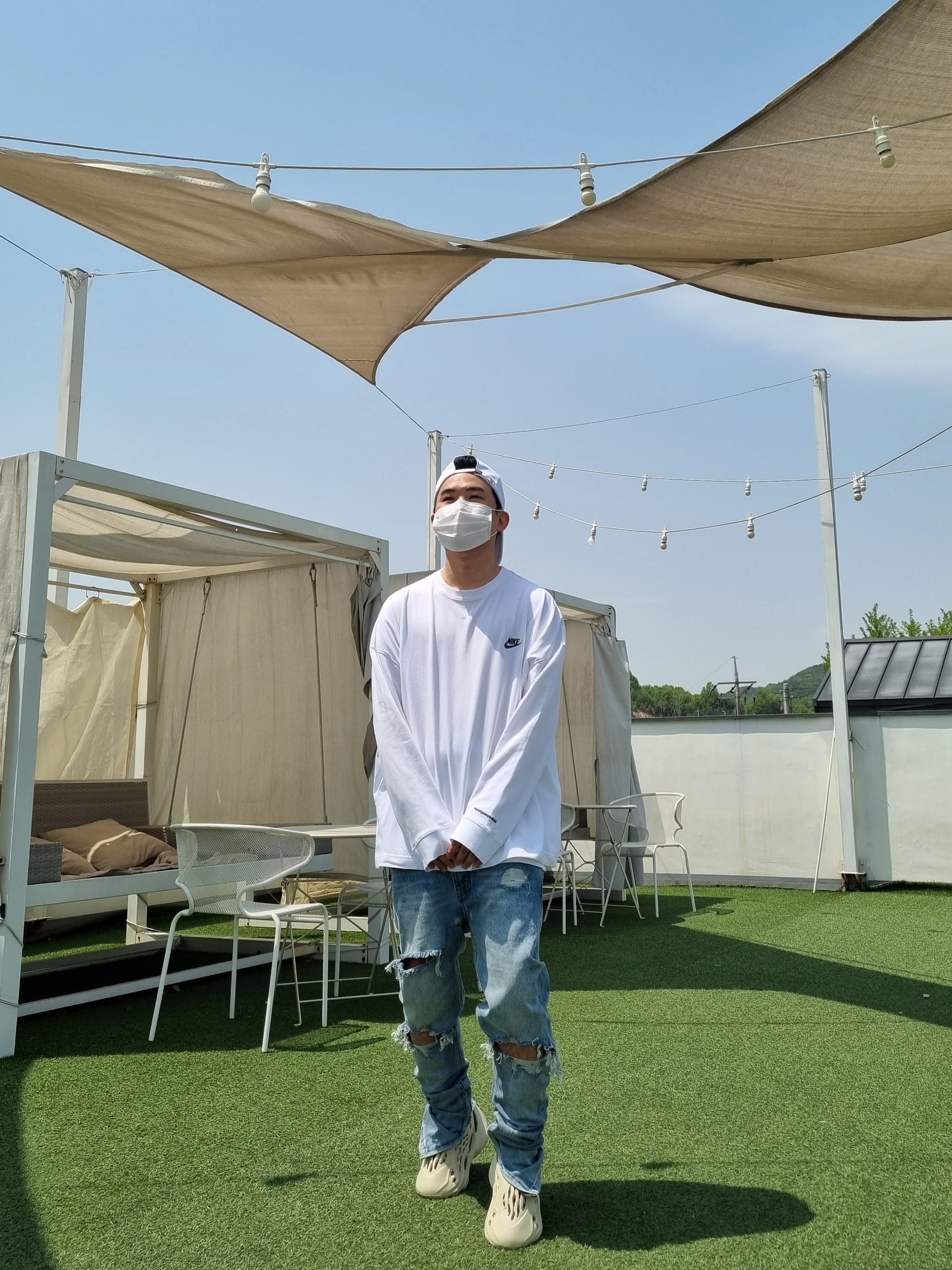 Nike x Peaceminusone LS T-Shirt White (DR0098-100), Adidas Yeezy Foam RNNR Sand 착용 스타일