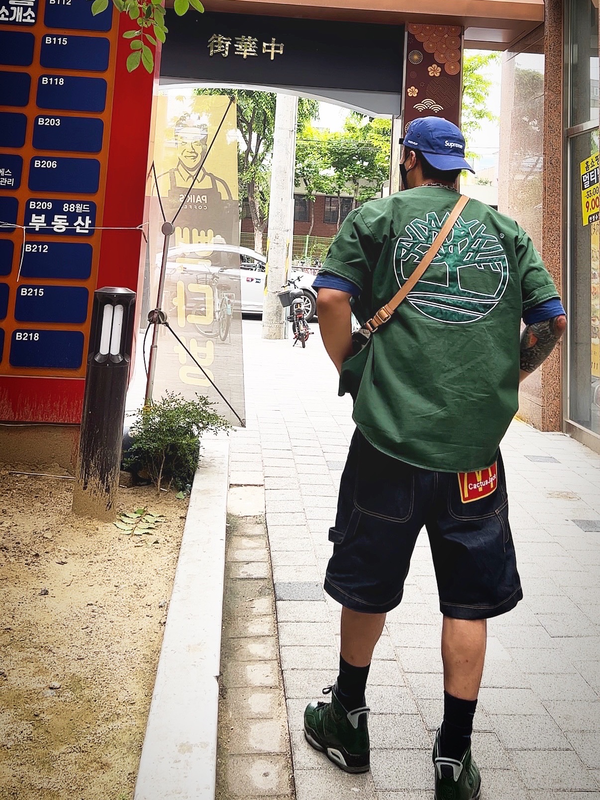 Supreme Coated Cordura Camp Cap Royal - 22SS, Supreme x The North Face Printed Pocket T-Shirt Navy - 23SS 착용 스타일 - 3