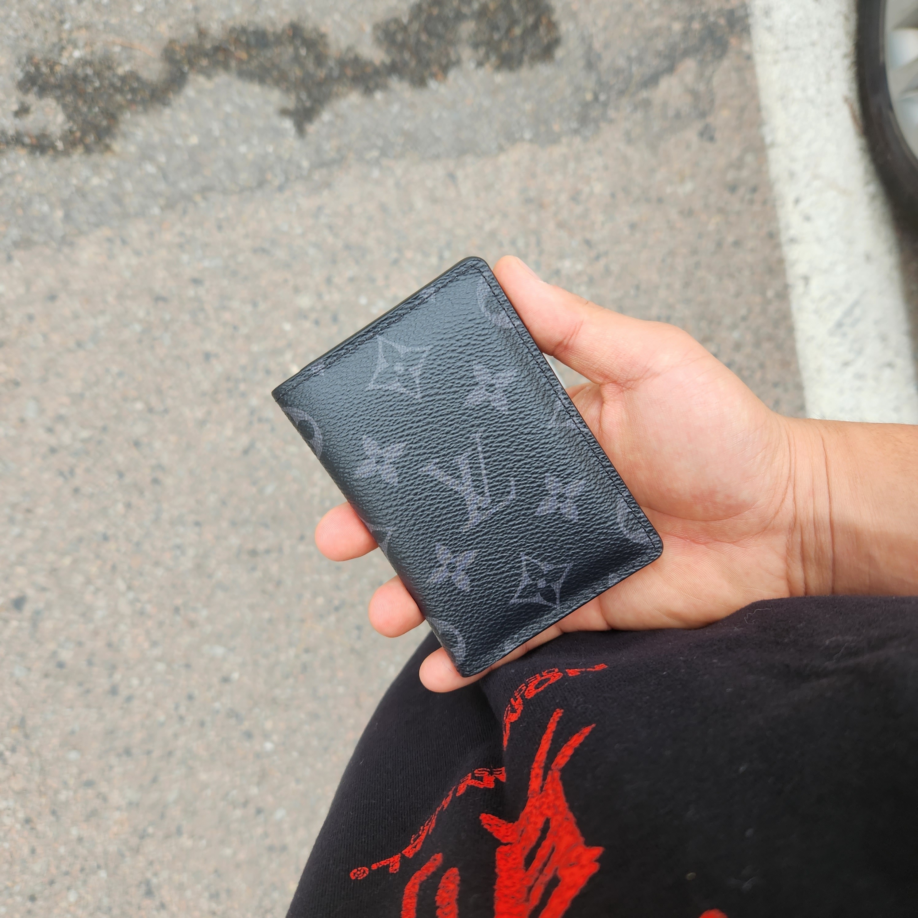 Louis Vuitton Pocket Organizer Monogram Eclipse 착용 스타일 - 2