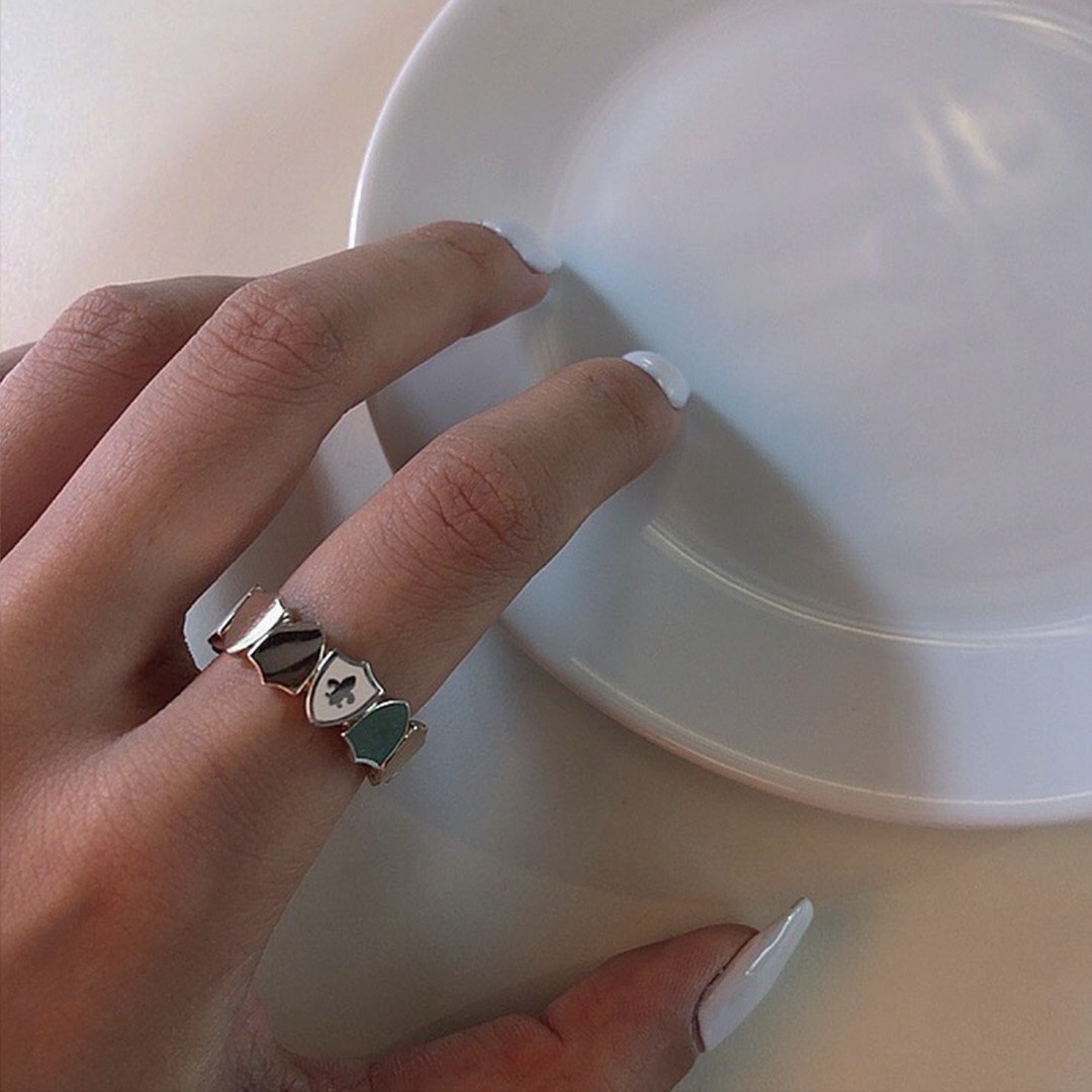 Scudo Signature Enamel Ring White 착용 스타일