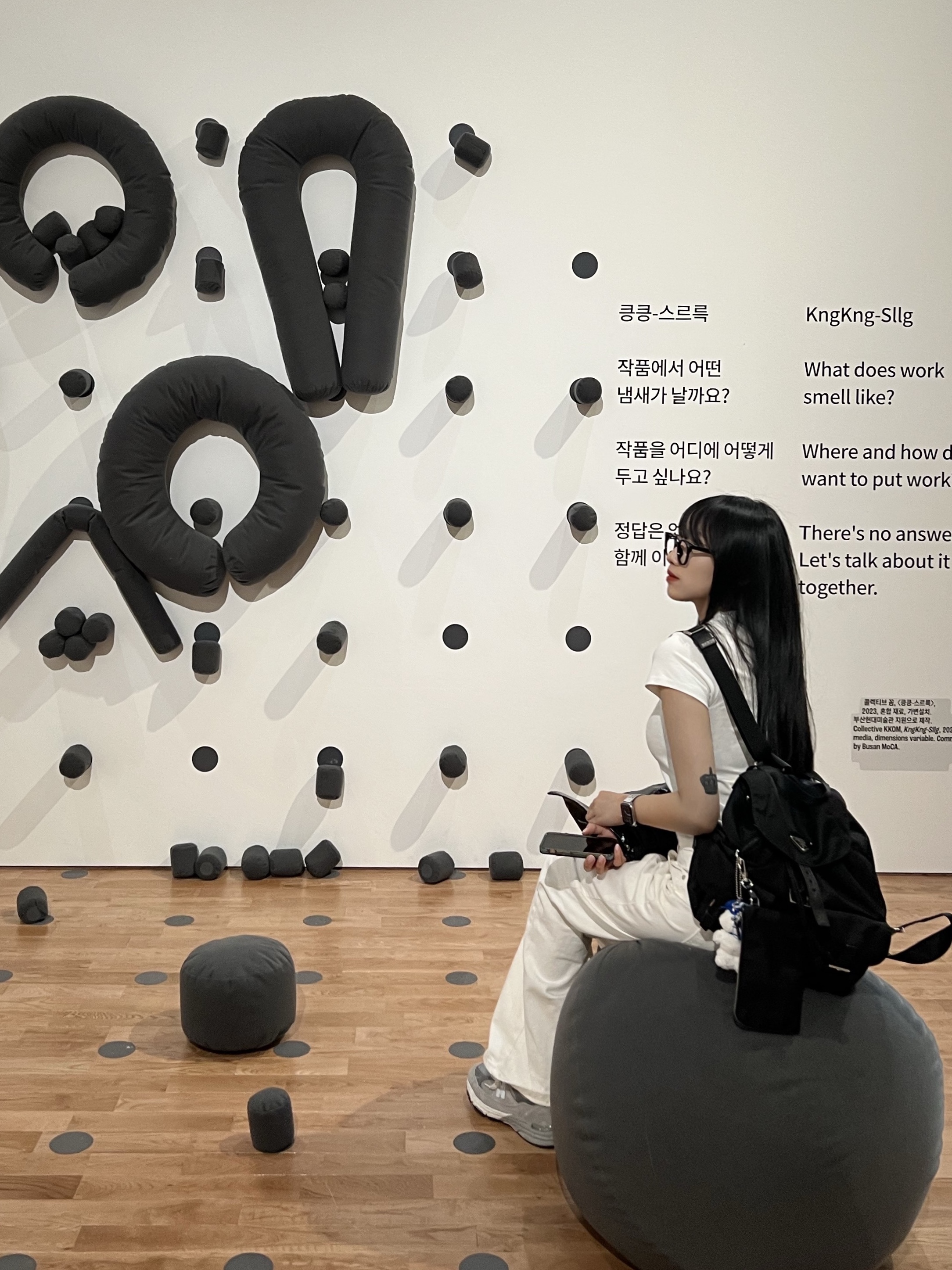뉴발란스 993 메이드 인 USA 그레이 - D 스탠다드, 프라다 리나일론 미디움 백팩 블랙 착용 스타일 - 1